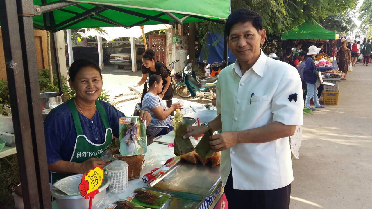 #สุโขทัย ดินแดนแห่งความสุข #วันที่ 14  ธันวาคม   2559 เวลา 07.00 น. นายสุวิน  พึ่งเงิน พัฒนาการจังหวัดสุโขทัย  นายอลงกต  สุขเกตุ นักวิชาการพัฒนาชุมชนชำนาญการ ได้ออกเยี่ยมรร้านค้าประชารัฐซึ่งจะมีการจำหน่ายสินค้าราคาถูก รวมทั้งสินค้าขอ