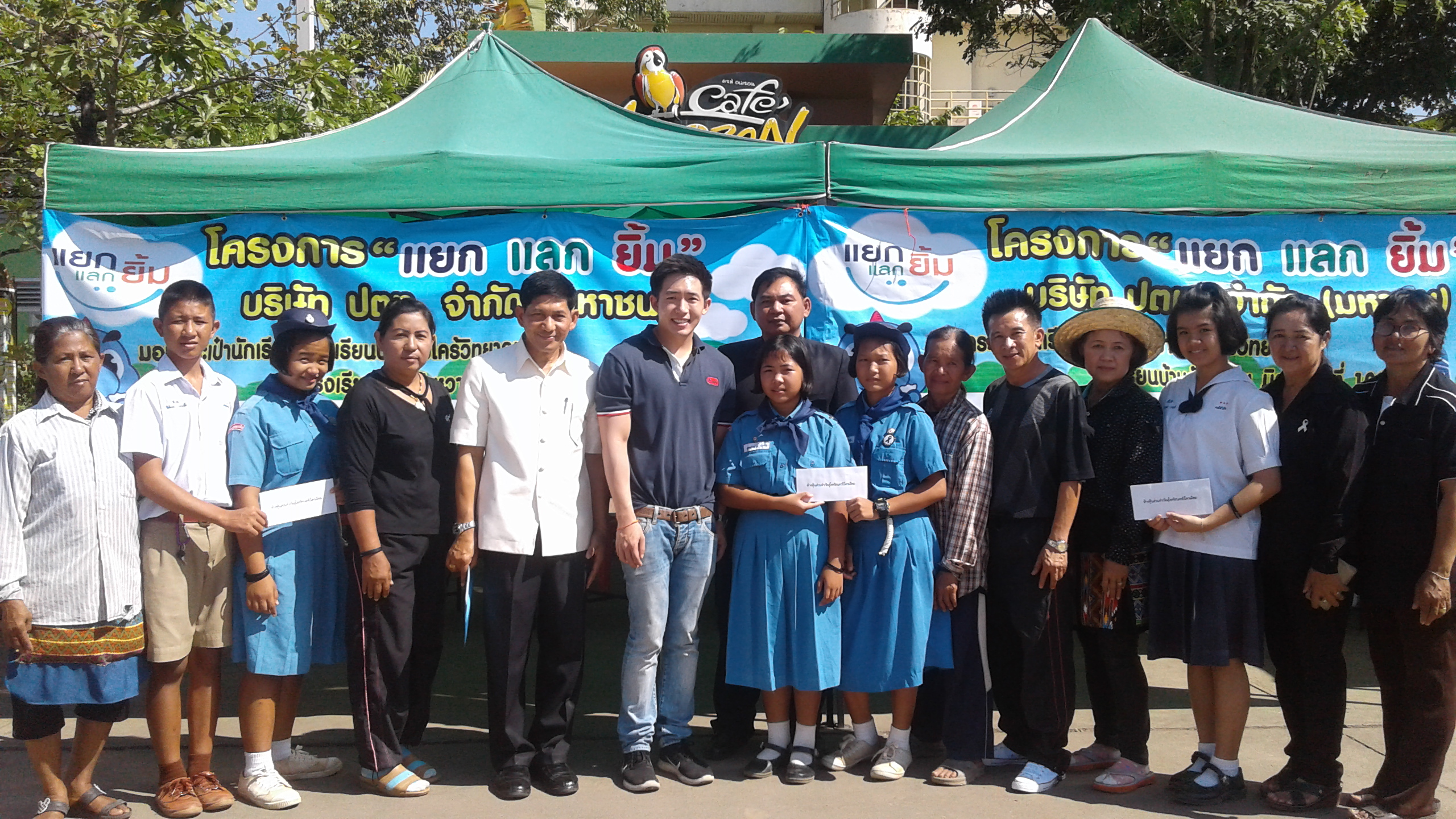 #สุโขทัย ดินแดนแห่งความสุข #วันที่ 14 ธันวาคม   2559 เวลา 11.00 น. นายสุวิน  พึ่งเงิน พัฒนาการจังหวัดสุโขทัย  นายอลงกต  สุขเกตุ นักวิชาการพัฒนาชุมชนชำนาญการ ผู้ช่วยสหกรณ์จังหวัดสุโขทัย ผู้จัดการปั๊มปตท.บ้านสวน  ได้ออกไปเยี่ยมเยียนเกษตรกรชาวนาที่ได้นำข้าวม