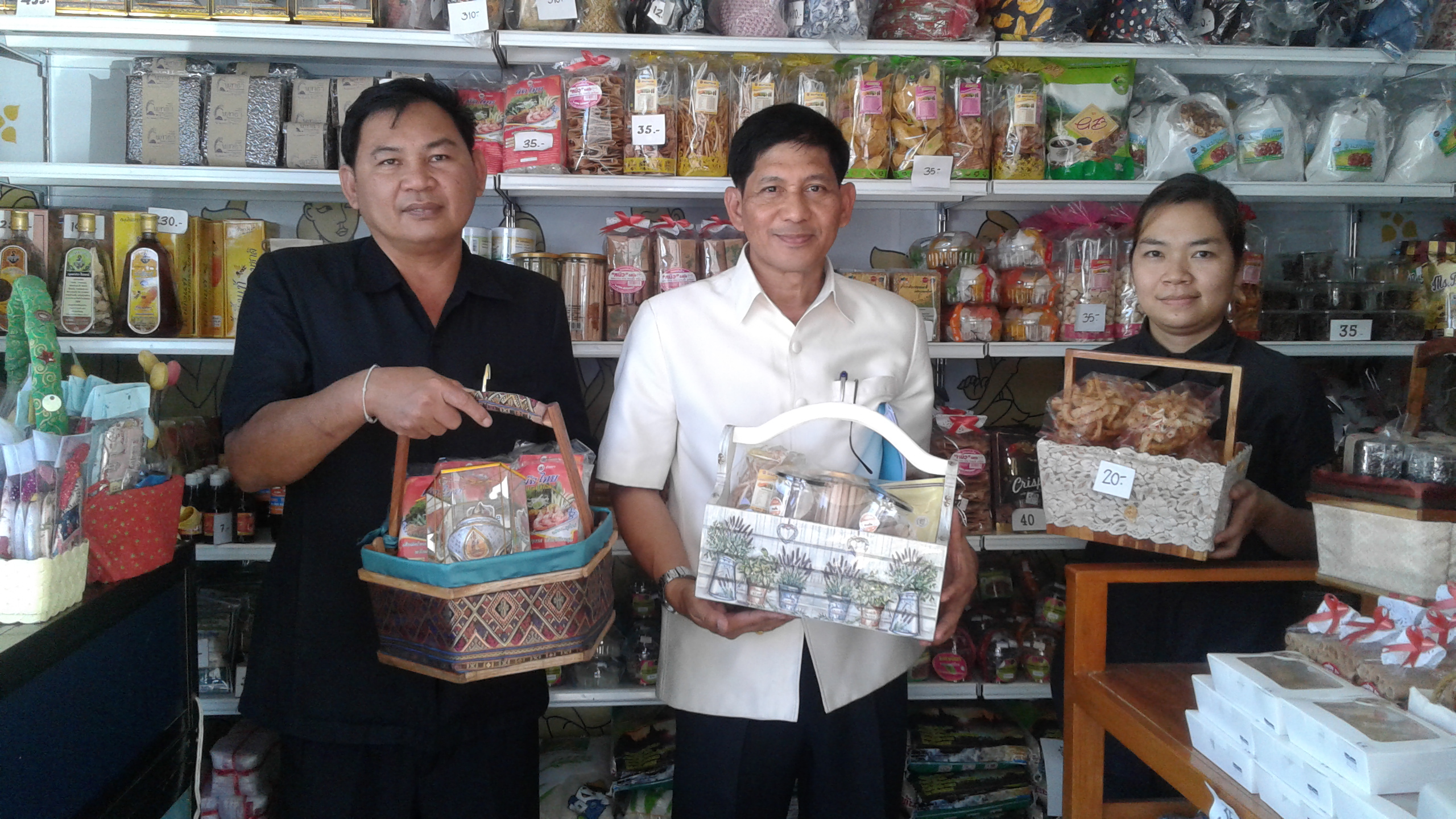 #สุโขทัย ดินแดนแห่งความสุข #วันที่ 14 ธันวาคม   2559 เวลา 11.00 น. นายสุวิน  พึ่งเงิน พัฒนาการจังหวัดสุโขทัย  นายอลงกต  สุขเกตุ นักวิชาการพัฒนาชุมชนชำนาญการ ผู้ช่วยสหกรณ์จังหวัดสุโขทัย ผู้จัดการปั๊มปตท.บ้านสวน  ได้ออกไปเยี่ยมเยียนเกษตรกรชาวนาที่ได้นำข้าวม