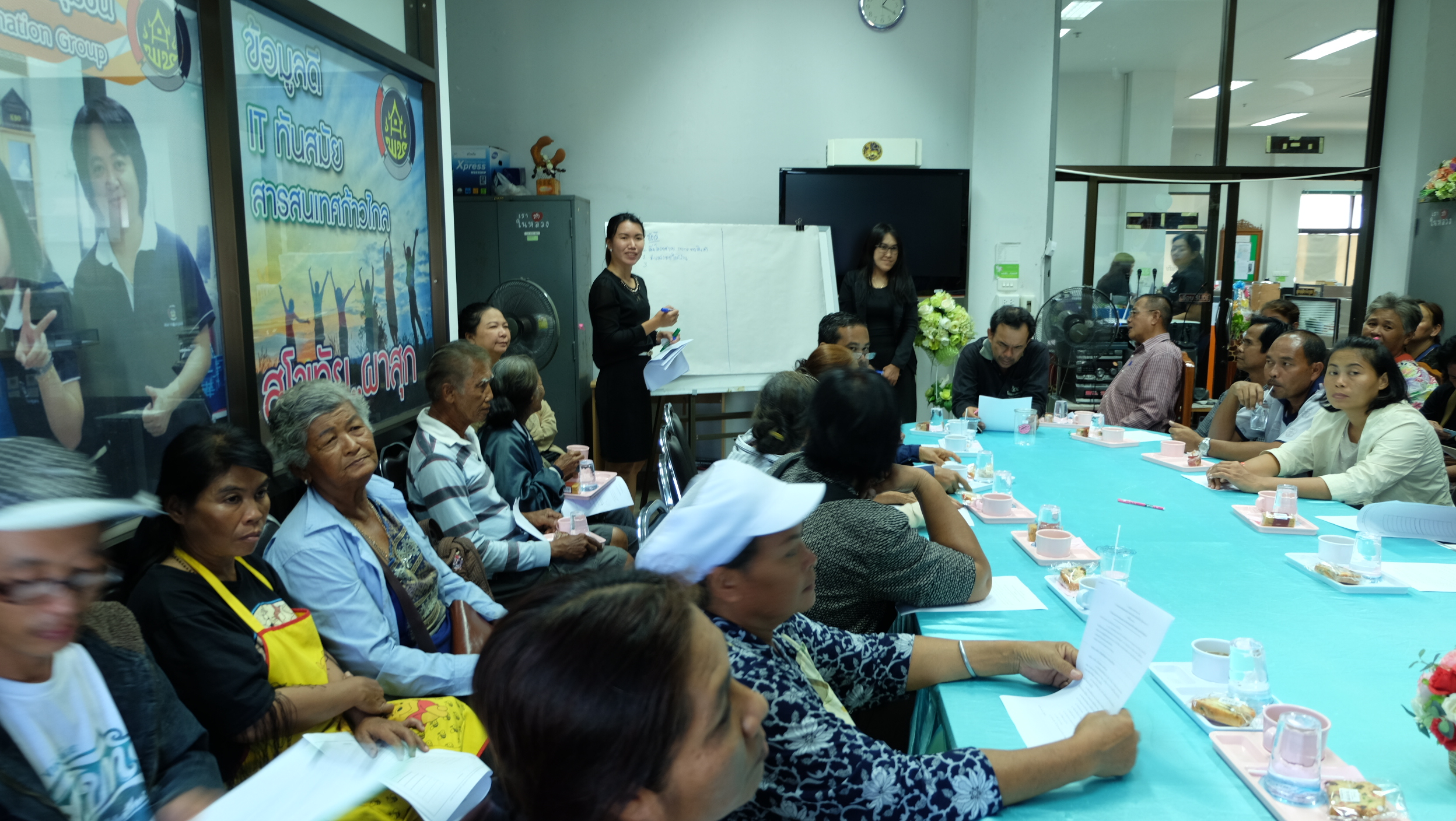 #สุโขทัย ดินแดนแห่งความสุข #วันที่ 21 ธันวาคม  2559เวลา 13.30 น. นายสุวิน  พึ่งเงิน  พัฒนาการจังหวัดสุโขทัย นายประนทต์  ปัจฉิม หัวหน้ากลุ่มส่งเสริมการพัฒนาชุมชน นางสาวทับทิม  ม่วงทุ่ง นักวิชการพัฒนาชุมชนชำนาญการ                       นางสาวรุ่งนภา  ชูเตช