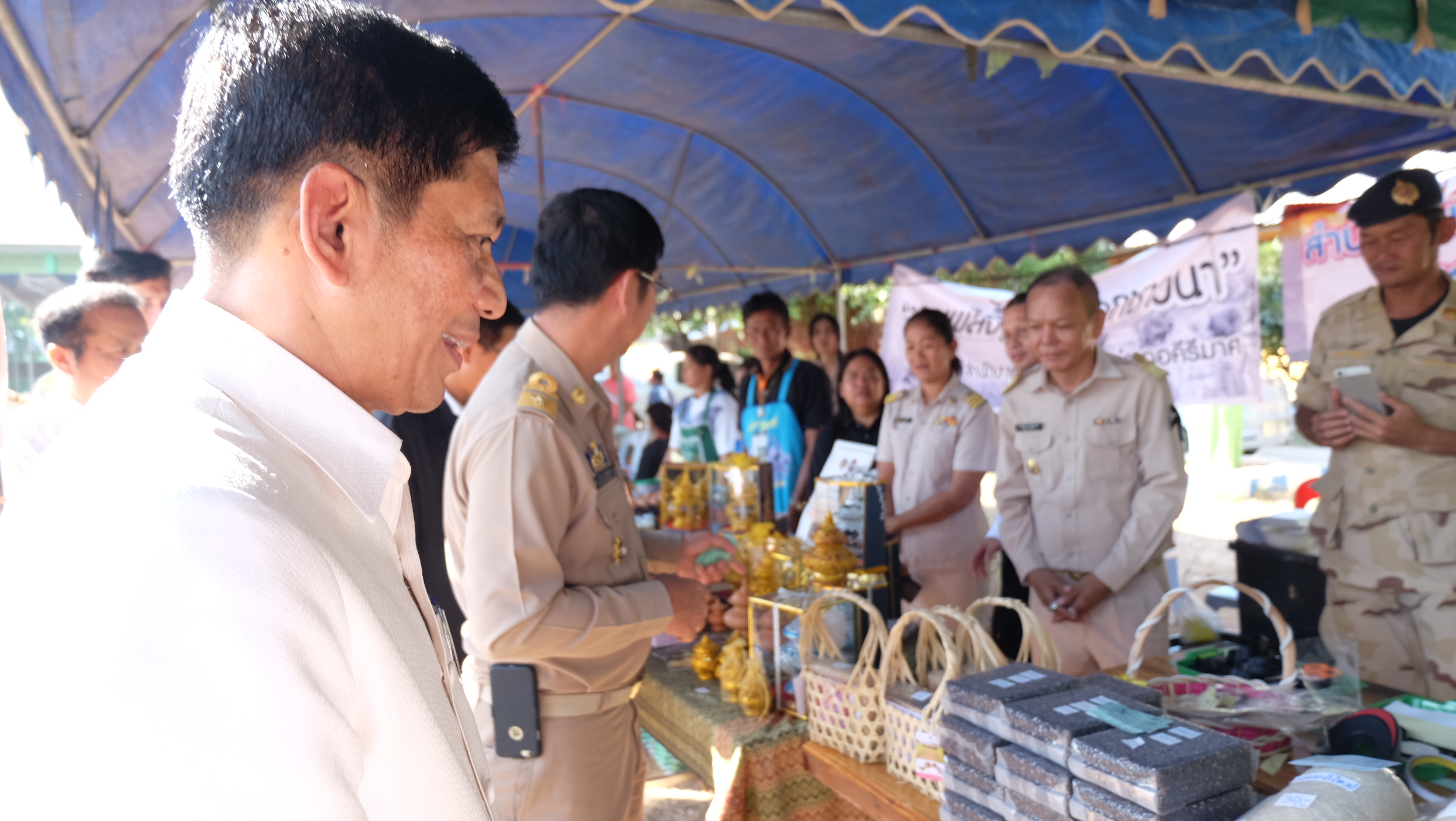 #สุโขทัย ดินแดนแห่งความสุข #วันที่  ๒๒ ธันวาคม  ๒๕๕๙  เวลา ๐๙.๐๐ น. นายปิติ  แก้วสลับสี  ผู้ว่าราชการจังหวัดสุโขทัย พร้อมด้วยหัวหน้าส่วนราชการของจังหวัดสุโขทัยและหัวหน้าส่วนอำเภอคีรีมาศ ได้ออกเยี่ยมเยียนราษฎรตามโครงการจังหวัดเคลื่อนที่ ซึ่งในวันนี้มาออกให