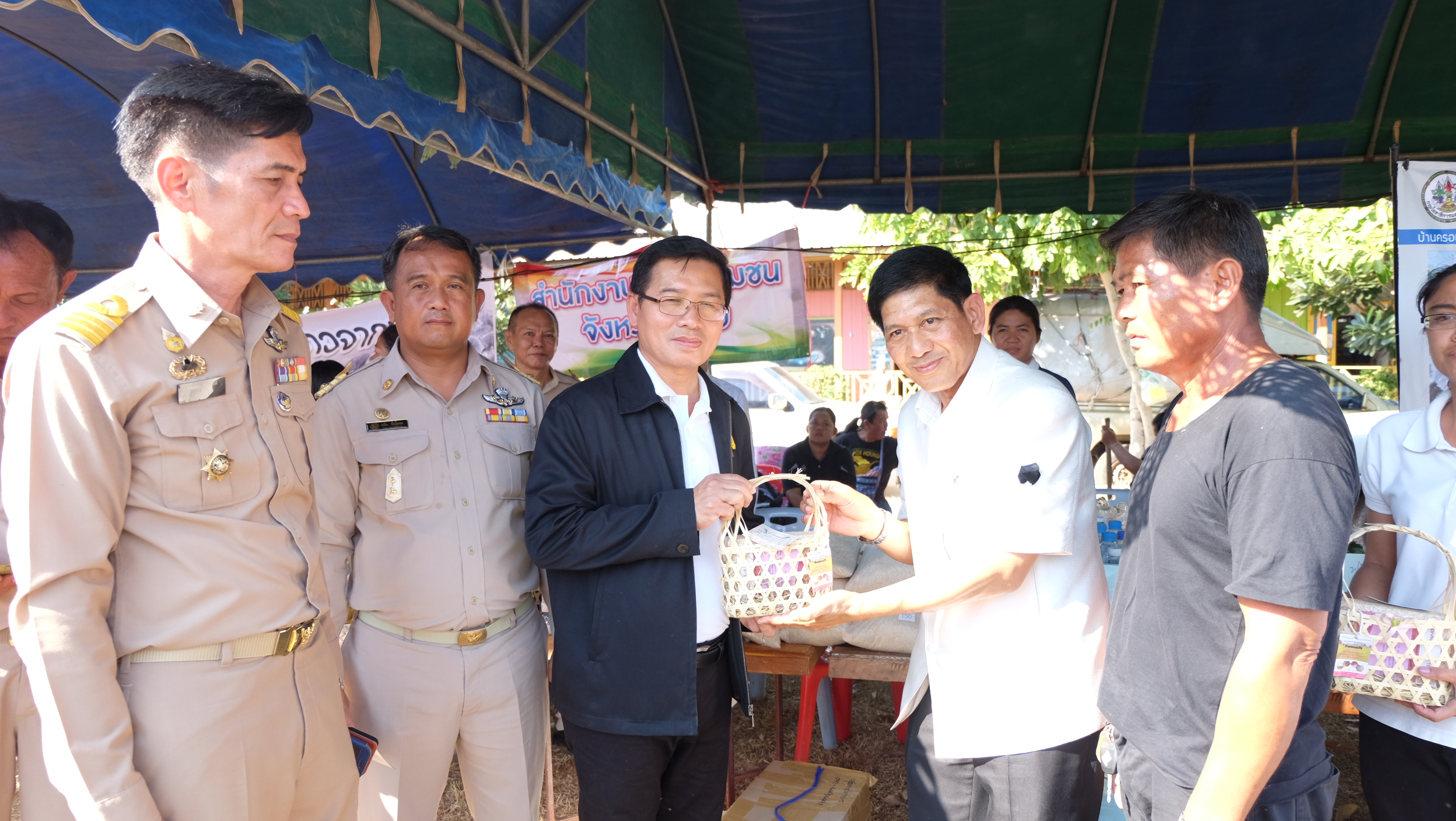 #สุโขทัย ดินแดนแห่งความสุข #วันที่  ๒๒ ธันวาคม  ๒๕๕๙  เวลา ๐๙.๐๐ น. นายปิติ  แก้วสลับสี  ผู้ว่าราชการจังหวัดสุโขทัย พร้อมด้วยหัวหน้าส่วนราชการของจังหวัดสุโขทัยและหัวหน้าส่วนอำเภอคีรีมาศ ได้ออกเยี่ยมเยียนราษฎรตามโครงการจังหวัดเคลื่อนที่ ซึ่งในวันนี้มาออกให