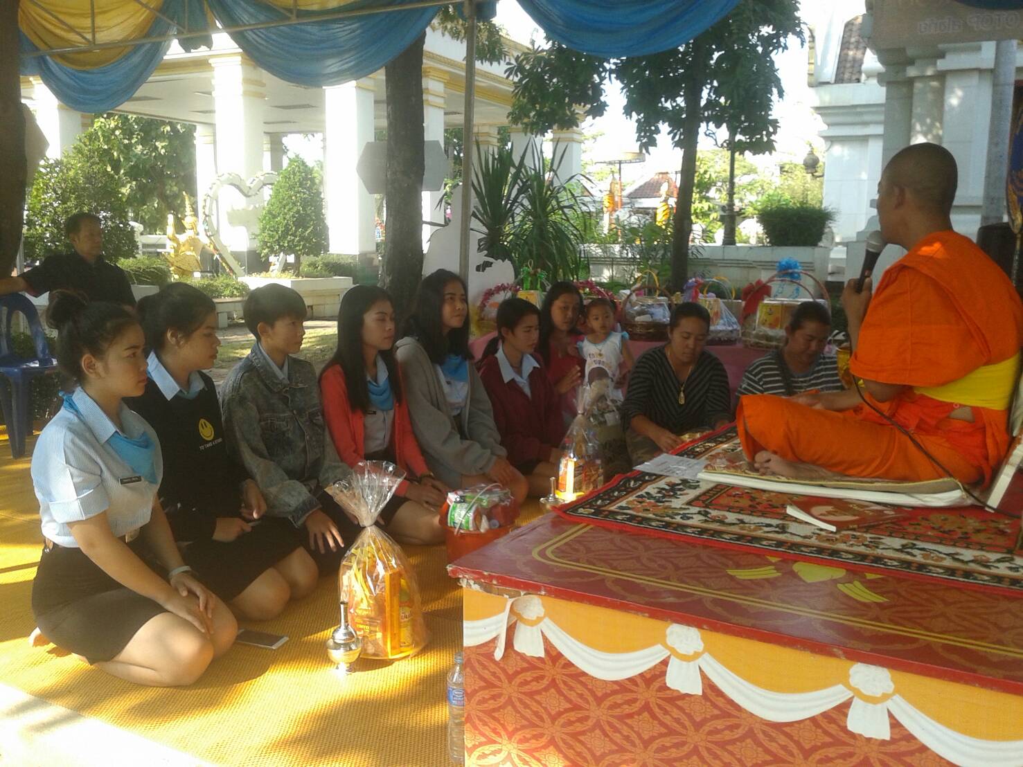 #สุโขทัย ดินแดนแห่งความสุข #วันพฤหัสบดีที่ 22 ธันวาคม 2559 ประชาชนและนักท่องเที่ยวเดินทางมากราบสักการะพระแม่ย่าและเก้าพระพุทธสุดแผ่นดินพร้อมถวายสังฆทานแด่พระสงฆ์ รวมทั้งร่วมจำหน่ายสินค้าOTOP และกระเช้าของขวัญปีใหม่ ในร้านจำหน่ายสินค้า OTOP ณ บริเวณศาลพระ