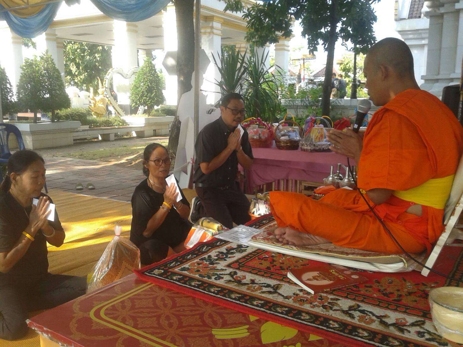 #สุโขทัย ดินแดนแห่งความสุข #วันพฤหัสบดีที่ 22 ธันวาคม 2559 ประชาชนและนักท่องเที่ยวเดินทางมากราบสักการะพระแม่ย่าและเก้าพระพุทธสุดแผ่นดินพร้อมถวายสังฆทานแด่พระสงฆ์ รวมทั้งร่วมจำหน่ายสินค้าOTOP และกระเช้าของขวัญปีใหม่ ในร้านจำหน่ายสินค้า OTOP ณ บริเวณศาลพระ