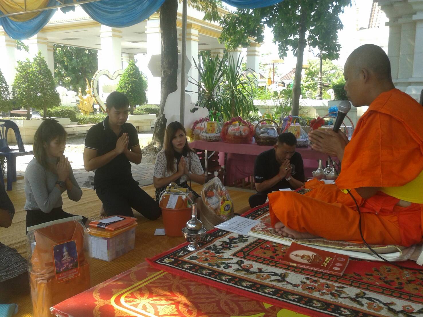 #สุโขทัย ดินแดนแห่งความสุข #วันพฤหัสบดีที่ 22 ธันวาคม 2559 ประชาชนและนักท่องเที่ยวเดินทางมากราบสักการะพระแม่ย่าและเก้าพระพุทธสุดแผ่นดินพร้อมถวายสังฆทานแด่พระสงฆ์ รวมทั้งร่วมจำหน่ายสินค้าOTOP และกระเช้าของขวัญปีใหม่ ในร้านจำหน่ายสินค้า OTOP ณ บริเวณศาลพระ