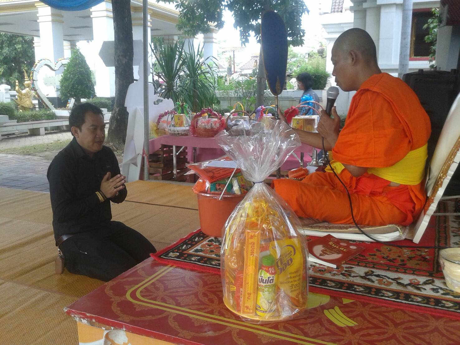 #สุโขทัย ดินแดนแห่งความสุข #วันพฤหัสบดีที่ 22 ธันวาคม 2559 ประชาชนและนักท่องเที่ยวเดินทางมากราบสักการะพระแม่ย่าและเก้าพระพุทธสุดแผ่นดินพร้อมถวายสังฆทานแด่พระสงฆ์ รวมทั้งร่วมจำหน่ายสินค้าOTOP และกระเช้าของขวัญปีใหม่ ในร้านจำหน่ายสินค้า OTOP ณ บริเวณศาลพระ