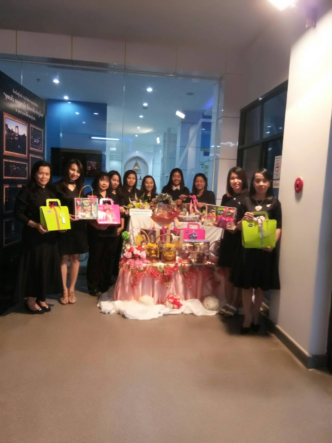 #สุโขทัย ดินแดนแห่งความสุข #วันที่ 23 ธันวาคม  2559 นายไพบูลย์  ณะบุตรจอม รองผู้ว่าราชการจังหวัดสุโขทัย พร้อมด้วย หัวหน้ากลุ่มงาน/ฝ่าย นักวิชาการพัฒนาชุมชนจังหวัดสุโขทัย จำหน่ายกระเช้าของขวัญปีใหม่ 2560 บริเวณห้องโถงชั้นล่างศาลากลางจังหวัดสุโขทัย (ข่าวโดย