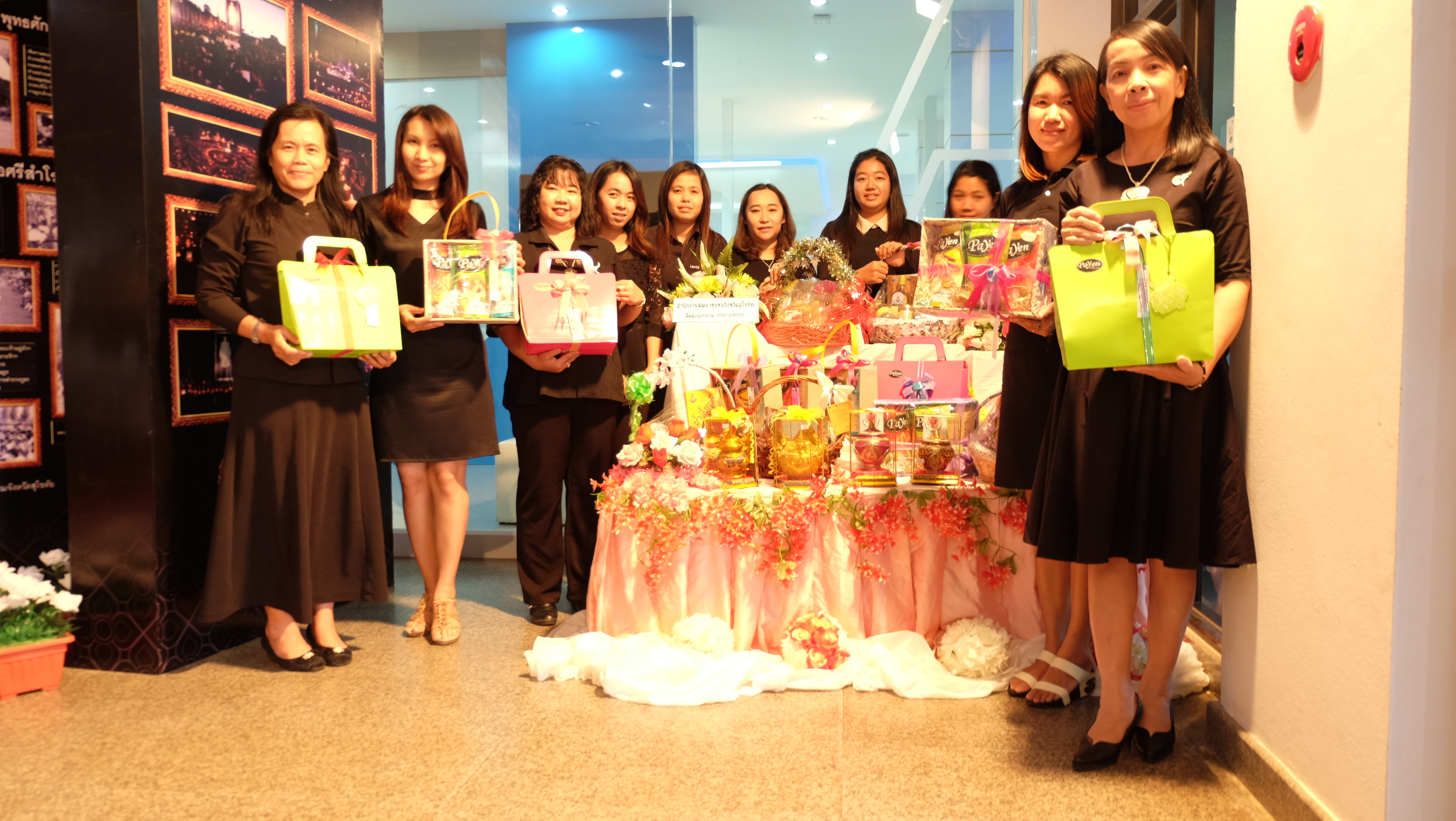 #สุโขทัย ดินแดนแห่งความสุข #วันที่ 23 ธันวาคม  2559 นายไพบูลย์  ณะบุตรจอม รองผู้ว่าราชการจังหวัดสุโขทัย พร้อมด้วย หัวหน้ากลุ่มงาน/ฝ่าย นักวิชาการพัฒนาชุมชนจังหวัดสุโขทัย จำหน่ายกระเช้าของขวัญปีใหม่ 2560 บริเวณห้องโถงชั้นล่างศาลากลางจังหวัดสุโขทัย (ข่าวโดย