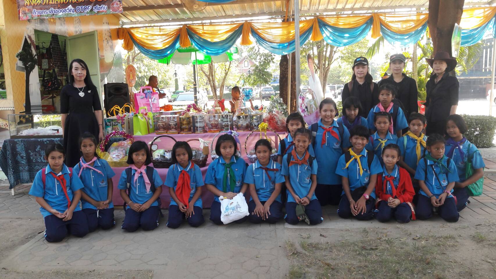 #สุโขทัย ดินแดนแห่งความสุข #วันที่ 23 ธันวาคม  2559 นักเรียน พ่อค้า ประชาชน นักท่องเที่ยวได้มาสักการะพระแม่ย่าและเก้าพระพุทธสุดแผ่นดิน รวมทั้งได้ซื้อสินค้า OTOP ที่วางจำหน่ายบริเวณข้างศาลพระแม่ย่า อ.เมืองสุโขทัย จ.สุโขทัย