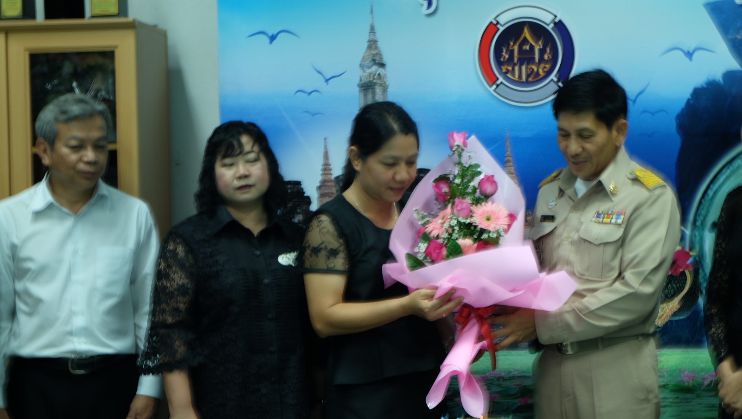 #สุโขทัย ดินแดนแห่งความสุข #วันที่ 26 ธันวาคม  2559 นายสุวิน  พึ่งเงิน  พัฒนาการจังหวัดสุโขทัย พร้อมด้วยข้าราชการสำนักงานพัฒนาชุมชนจังหวัดสุโขทัย อวยพรเนื่องในวันคล้ายวันเกิดของนางวิภาดา  คำแผน นักวิชาการพัฒนาชุมชนชำนาญการ กลุ่มงานยุทธศาสตร์การพัฒนาชุมชน