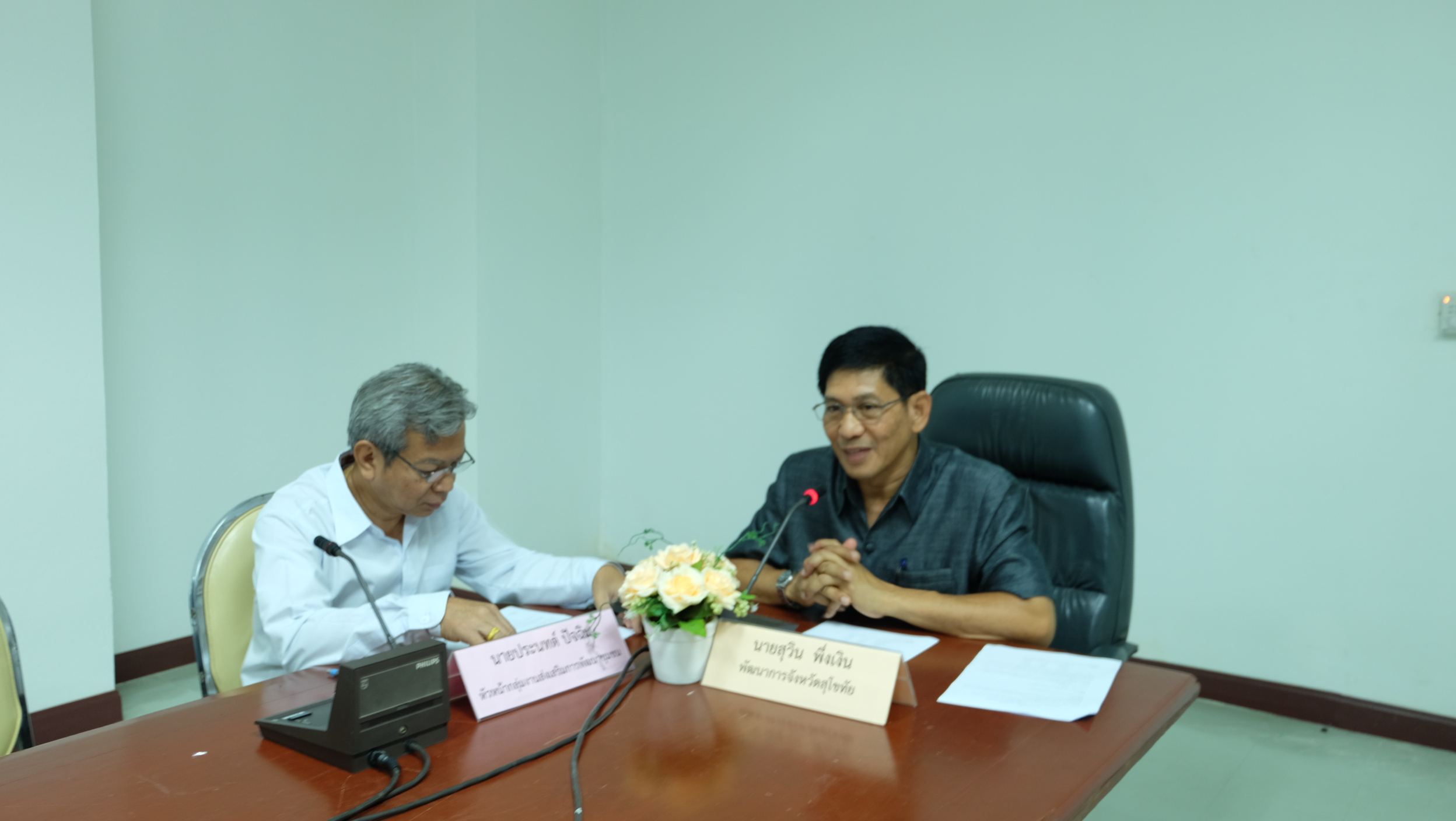 #สุโขทัย ดินแดนแห่งความสุข #วันที่ 27 ธันวาคม  2559 เวลา 09.30 น. นายสุวิน  พึ่งเงิน  พัฒนาการจังหวัดสุโขทัย เป็นประธานในการประชุมโครงการตลาดนัดชุมชน ไทยช่วยไทย คนไทยยิ้มได้ ครั้งที่ 1/2560 ซึ่งได้แจ้งเรื่องการจัดซื้อเต้นท์  ผ้าปูโต๊ะ ผ้ากันเปื้อน หมวกคล