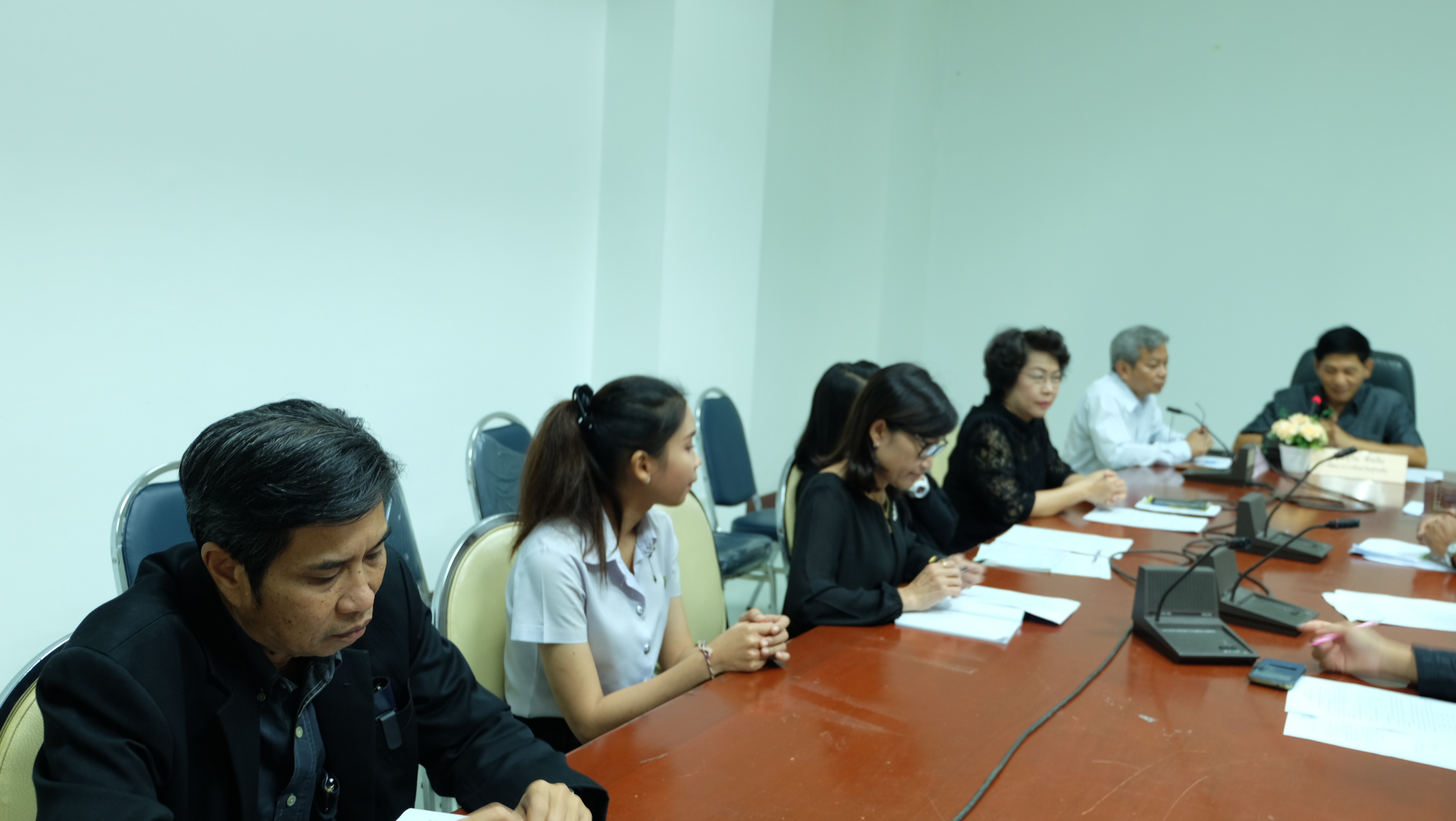 #สุโขทัย ดินแดนแห่งความสุข #วันที่ 27 ธันวาคม  2559 เวลา 09.30 น. นายสุวิน  พึ่งเงิน  พัฒนาการจังหวัดสุโขทัย เป็นประธานในการประชุมโครงการตลาดนัดชุมชน ไทยช่วยไทย คนไทยยิ้มได้ ครั้งที่ 1/2560 ซึ่งได้แจ้งเรื่องการจัดซื้อเต้นท์  ผ้าปูโต๊ะ ผ้ากันเปื้อน หมวกคล