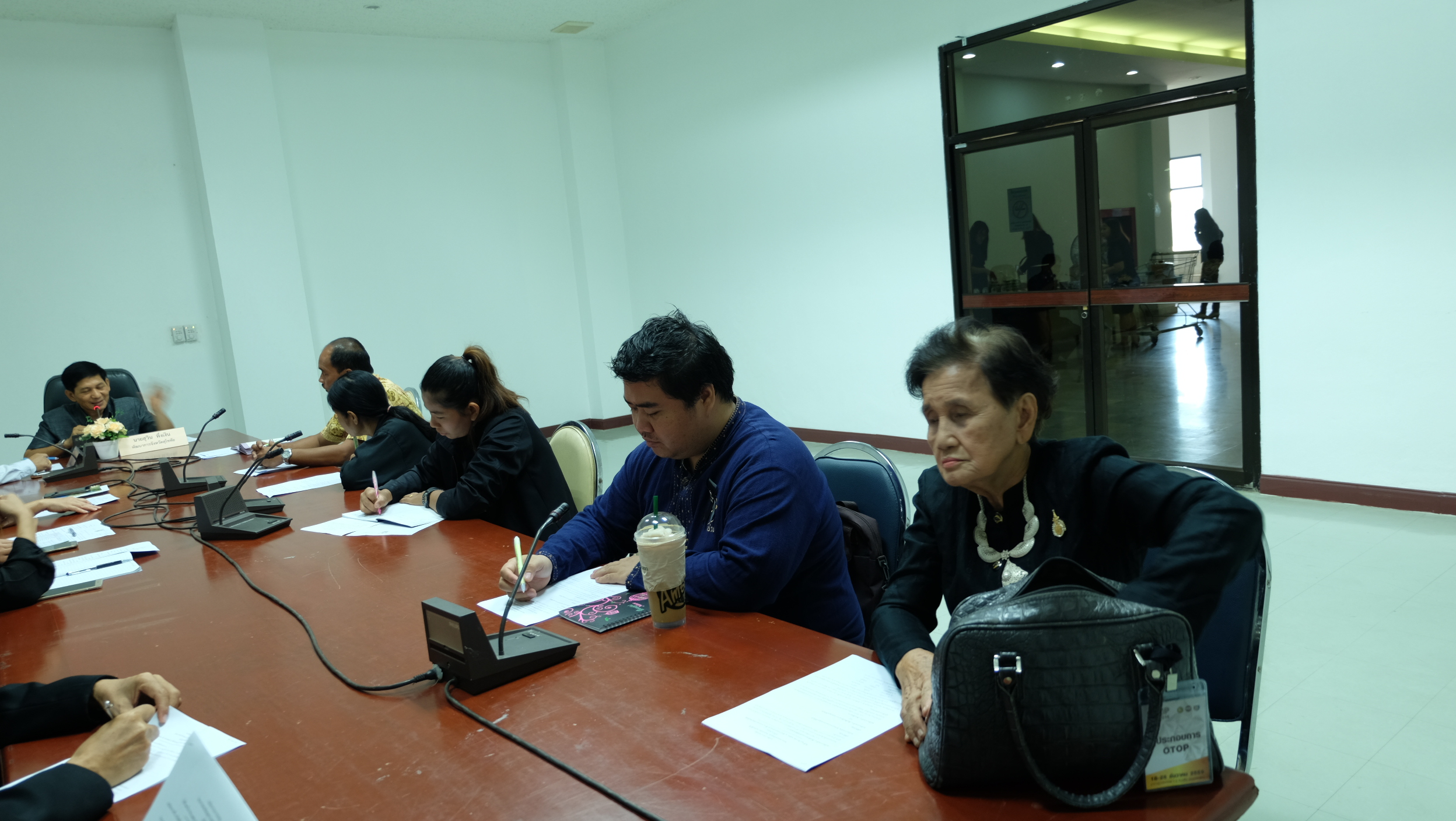 #สุโขทัย ดินแดนแห่งความสุข #วันที่ 27 ธันวาคม  2559 เวลา 09.30 น. นายสุวิน  พึ่งเงิน  พัฒนาการจังหวัดสุโขทัย เป็นประธานในการประชุมโครงการตลาดนัดชุมชน ไทยช่วยไทย คนไทยยิ้มได้ ครั้งที่ 1/2560 ซึ่งได้แจ้งเรื่องการจัดซื้อเต้นท์  ผ้าปูโต๊ะ ผ้ากันเปื้อน หมวกคล