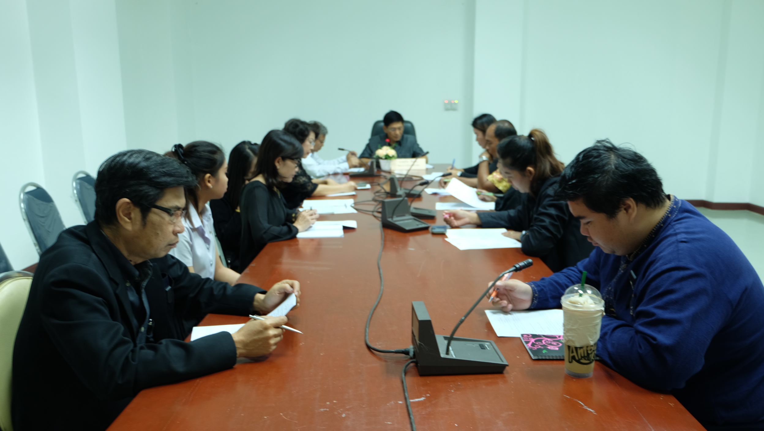 #สุโขทัย ดินแดนแห่งความสุข #วันที่ 27 ธันวาคม  2559 เวลา 09.30 น. นายสุวิน  พึ่งเงิน  พัฒนาการจังหวัดสุโขทัย เป็นประธานในการประชุมโครงการตลาดนัดชุมชน ไทยช่วยไทย คนไทยยิ้มได้ ครั้งที่ 1/2560 ซึ่งได้แจ้งเรื่องการจัดซื้อเต้นท์  ผ้าปูโต๊ะ ผ้ากันเปื้อน หมวกคล