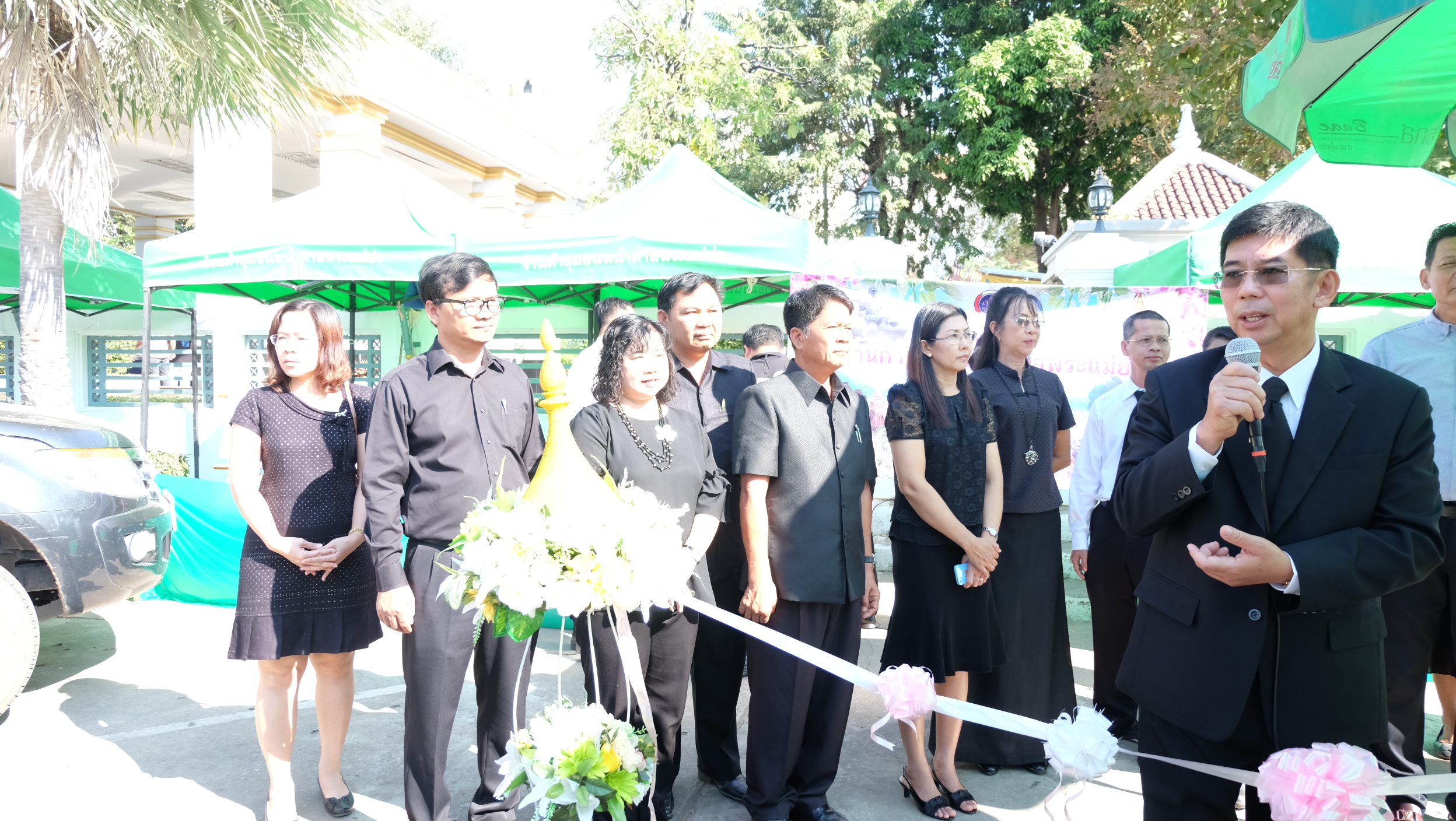 #สุโขทัย ดินแดนแห่งความสุข #วันที่ 27 ธันวาคม  2559 เวลา 10.00 น. นายปิติ  แก้วสลับสี ผู้ว่าราชการจังหวัดสุโขทัย ได้เป็นประธานในการเปิดตลาดนัดชุมชนบริเวณหน้าศาลพระแม่ย่า โดยมีนายสุวิน  พึ่งเงิน พัฒนาการจังหวัดสุโขทัย กล่าวรายงานต่อประธานในพิธี ซึ่งมีหัวห