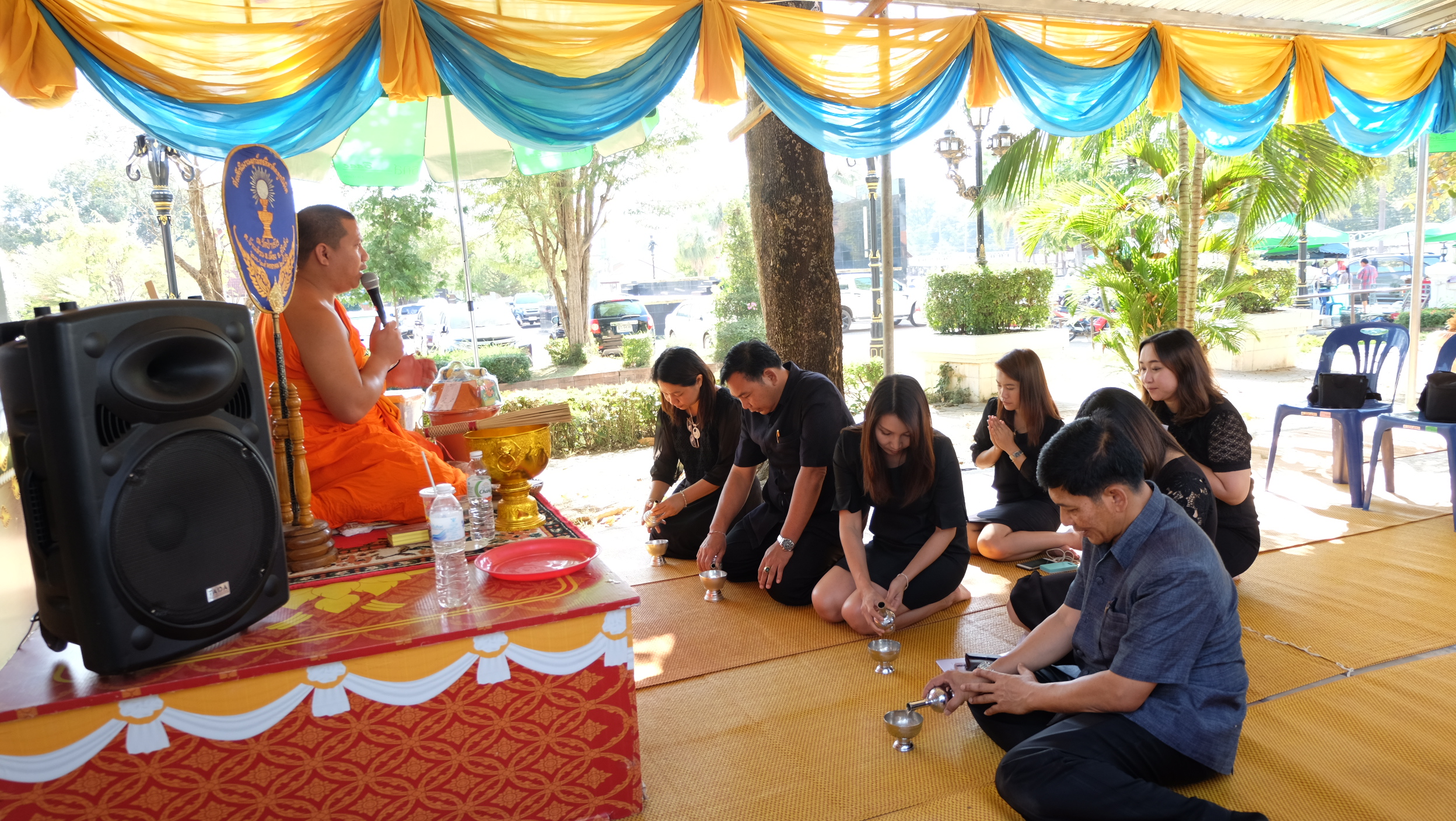 #สุโขทัย ดินแดนแห่งความสุข #วันที่ 27 ธันวาคม  2559 เวลา 11.00 น. นายสุวิน  พึ่งเงิน  พัฒนาการจังหวัดสุโขทัย พร้อมด้วยนักวิชาการพัฒนาชุมชน สำนักงานพัฒนาชุมชนจังหวัดสุโขทัยร่วมถวายสังฆทานแด่พระภิกษุสงฆ์ บริเวณเก้าพระพุทธสุดแผ่นดิน (ข่าวโดยสถานีข่าว พช. CN