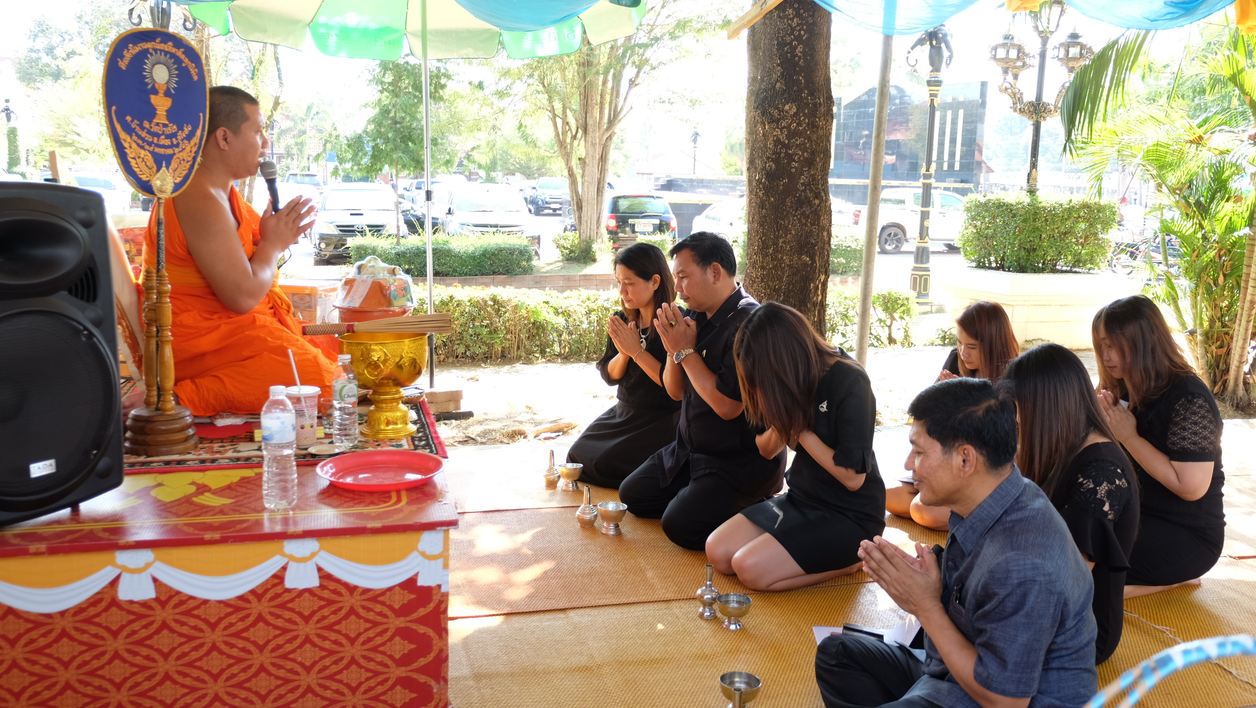 #สุโขทัย ดินแดนแห่งความสุข #วันที่ 27 ธันวาคม  2559 เวลา 11.00 น. นายสุวิน  พึ่งเงิน  พัฒนาการจังหวัดสุโขทัย พร้อมด้วยนักวิชาการพัฒนาชุมชน สำนักงานพัฒนาชุมชนจังหวัดสุโขทัยร่วมถวายสังฆทานแด่พระภิกษุสงฆ์ บริเวณเก้าพระพุทธสุดแผ่นดิน (ข่าวโดยสถานีข่าว พช. CN