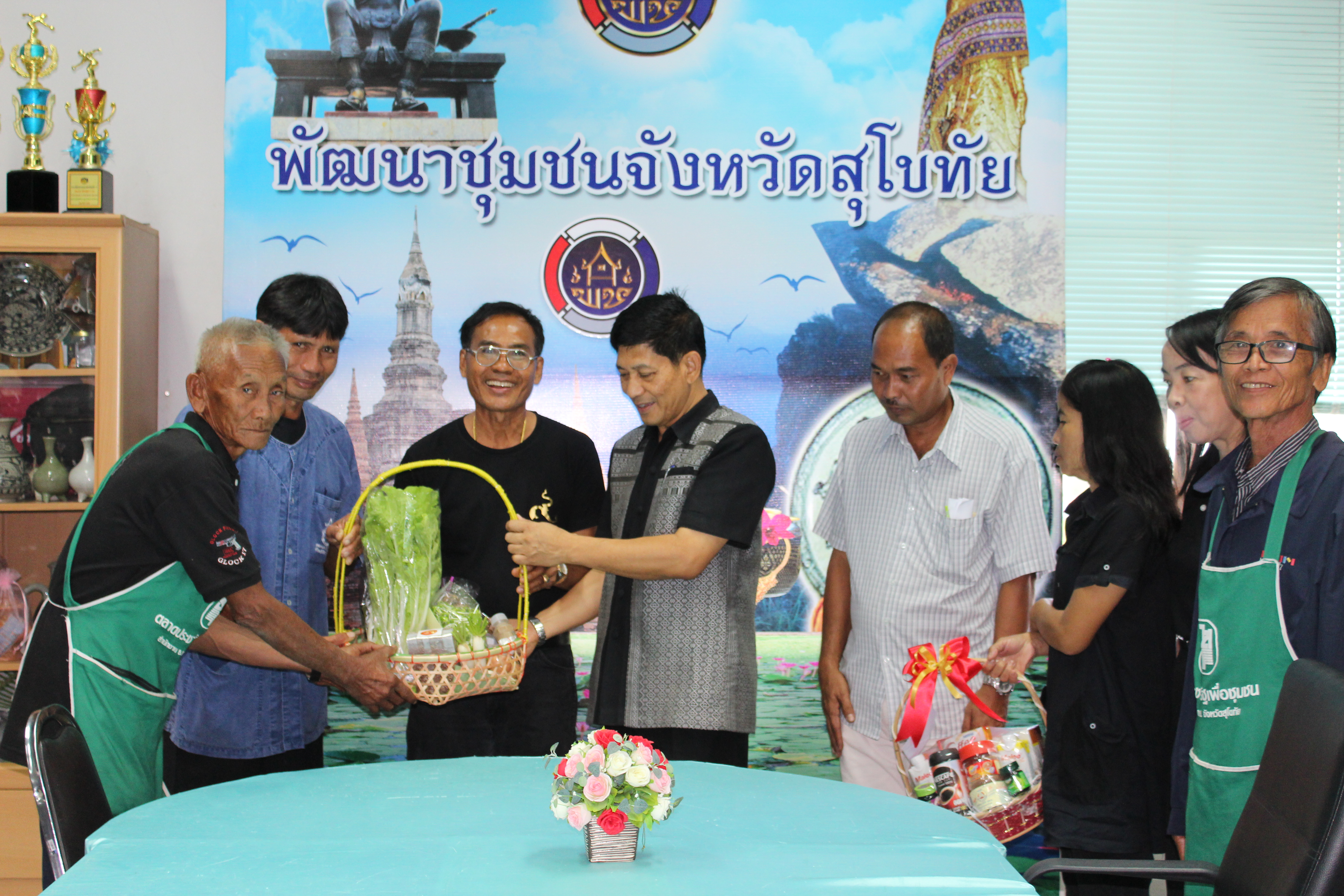 #สุโขทัย ดินแดนแห่งความสุข #วันที่ 28 ธันวาคม  2559  เวลา 08.00 น. คณะกรรมการตลาดนัดไทยช่วยไทยคนไทยยิ้มได้ ได้เข้าอวยพรนายสุวิน  พึ่งเงิน  พัฒนาการจังหวัดสุโขทัย ณ ห้องประชุมสำนักงานพัฒนาชุมชนจังหวัดสุโขทัย  (ข่าวโดยสถานีข่าว พช. CNS จังหวัดสุโขทัย รายงา