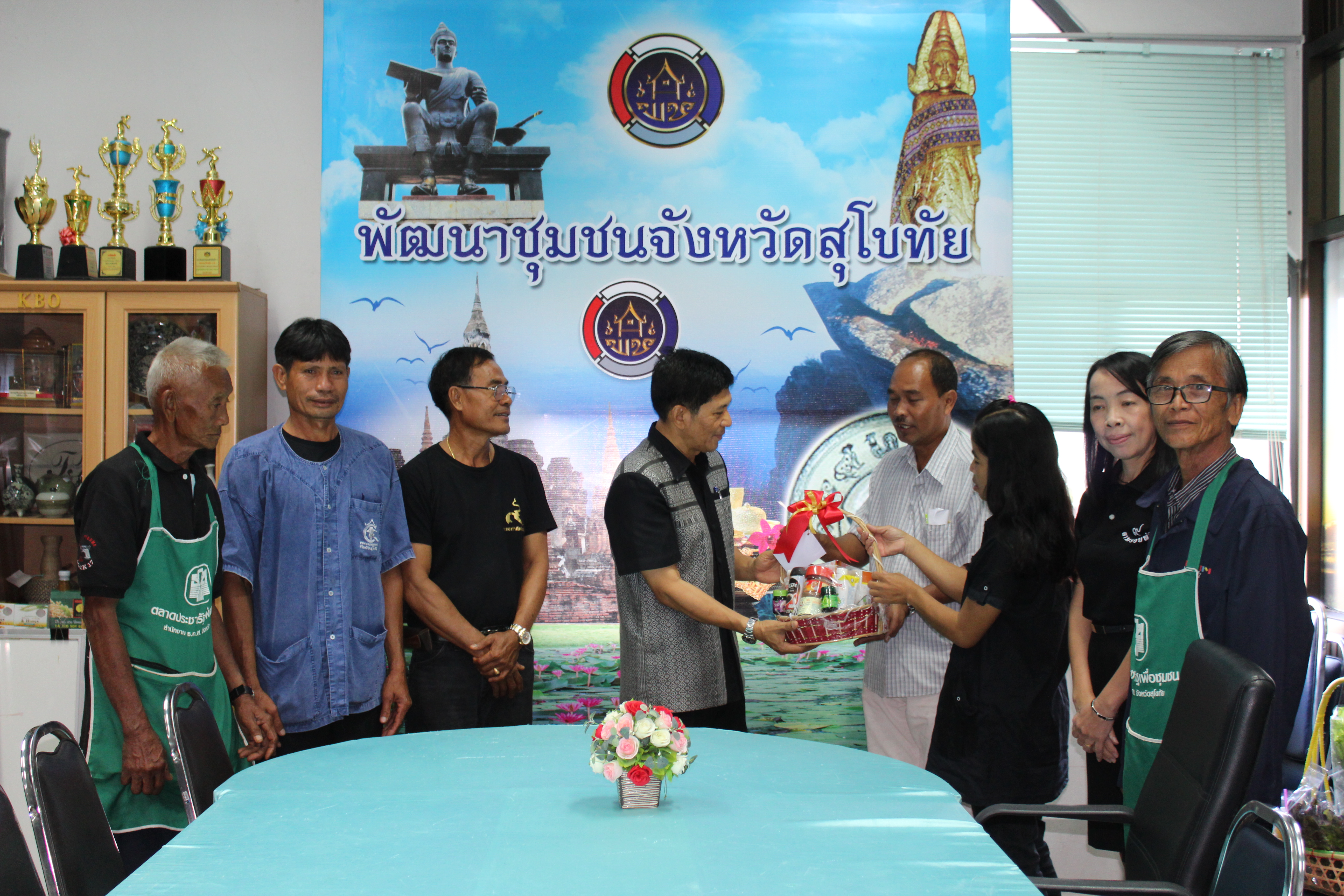 #สุโขทัย ดินแดนแห่งความสุข #วันที่ 28 ธันวาคม  2559  เวลา 08.00 น. คณะกรรมการตลาดนัดไทยช่วยไทยคนไทยยิ้มได้ ได้เข้าอวยพรนายสุวิน  พึ่งเงิน  พัฒนาการจังหวัดสุโขทัย ณ ห้องประชุมสำนักงานพัฒนาชุมชนจังหวัดสุโขทัย  (ข่าวโดยสถานีข่าว พช. CNS จังหวัดสุโขทัย รายงา