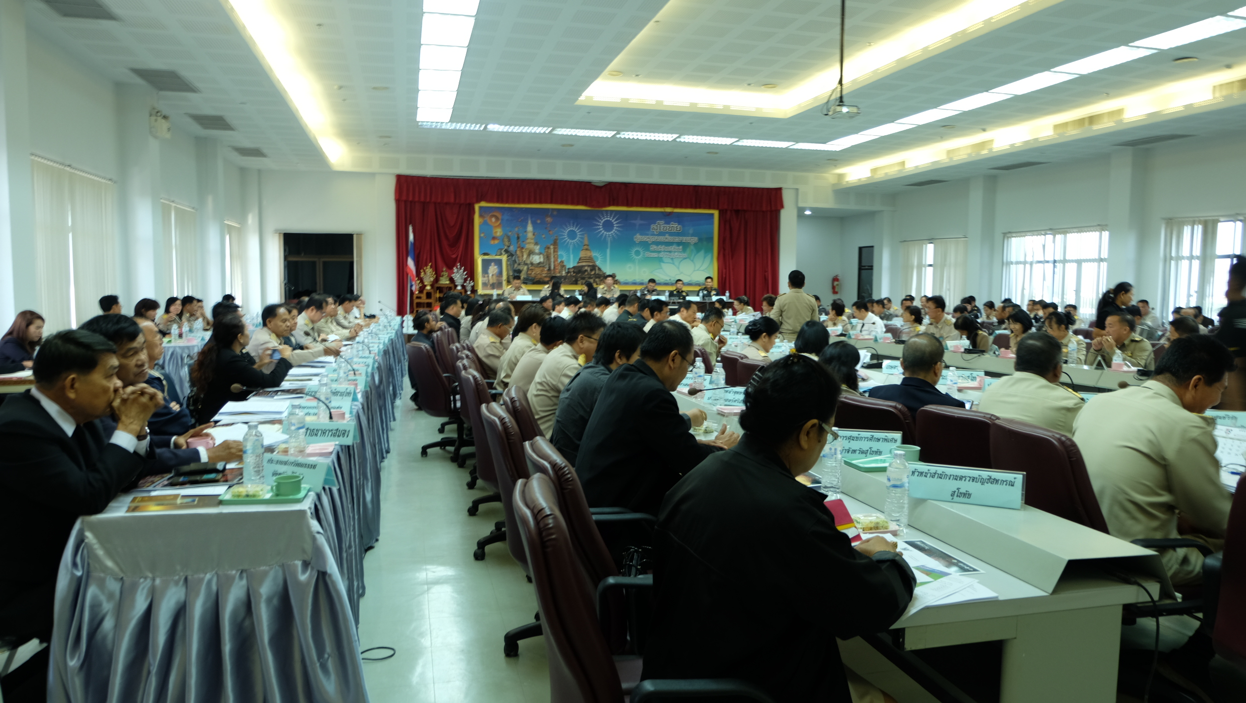 #สุโขทัย ดินแดนแห่งความสุข #วันที่ 29 ธันวาคม  2559 นายปิติ    แก้วสลับสี ผู้ว่าราชการจังหวัดสุโขทัย เป็นประธานในการประชุมกรมการจังหวัดครั้งที่ 12  ณ ห้องประชุมศรีสัชนาลัย ศาลากลางจังหวัดสุโขทัย ชั้น 5 ซึ่งนายสุวิน  พึ่งเงิน  พัฒนาการจังหวัดสุโขทัย  ได้ชี