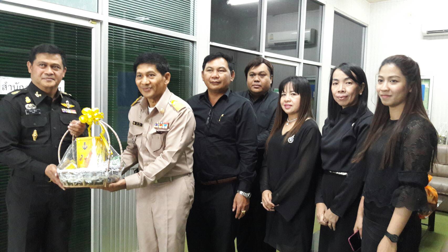 #สุโขทัย ดินแดนแห่งความสุข #วันที่ 29 ธันวาคม  2559 นายสุวิน  พึ่งเงิน  พัฒนาการจังหวัดสุโขทัย พร้อมด้วยนักวิชาการพัฒนาชุมชนชำนาญการ เข้าอวยพร พลตรีทรงวุฒิ  จิตานนท์ ผู้บัญชาการกองกำลังรักษาความสงบเรียบร้อยจังหวัดสุโขทัยเนื่องในวารดิถีขึ้นปีใหม่ 2560