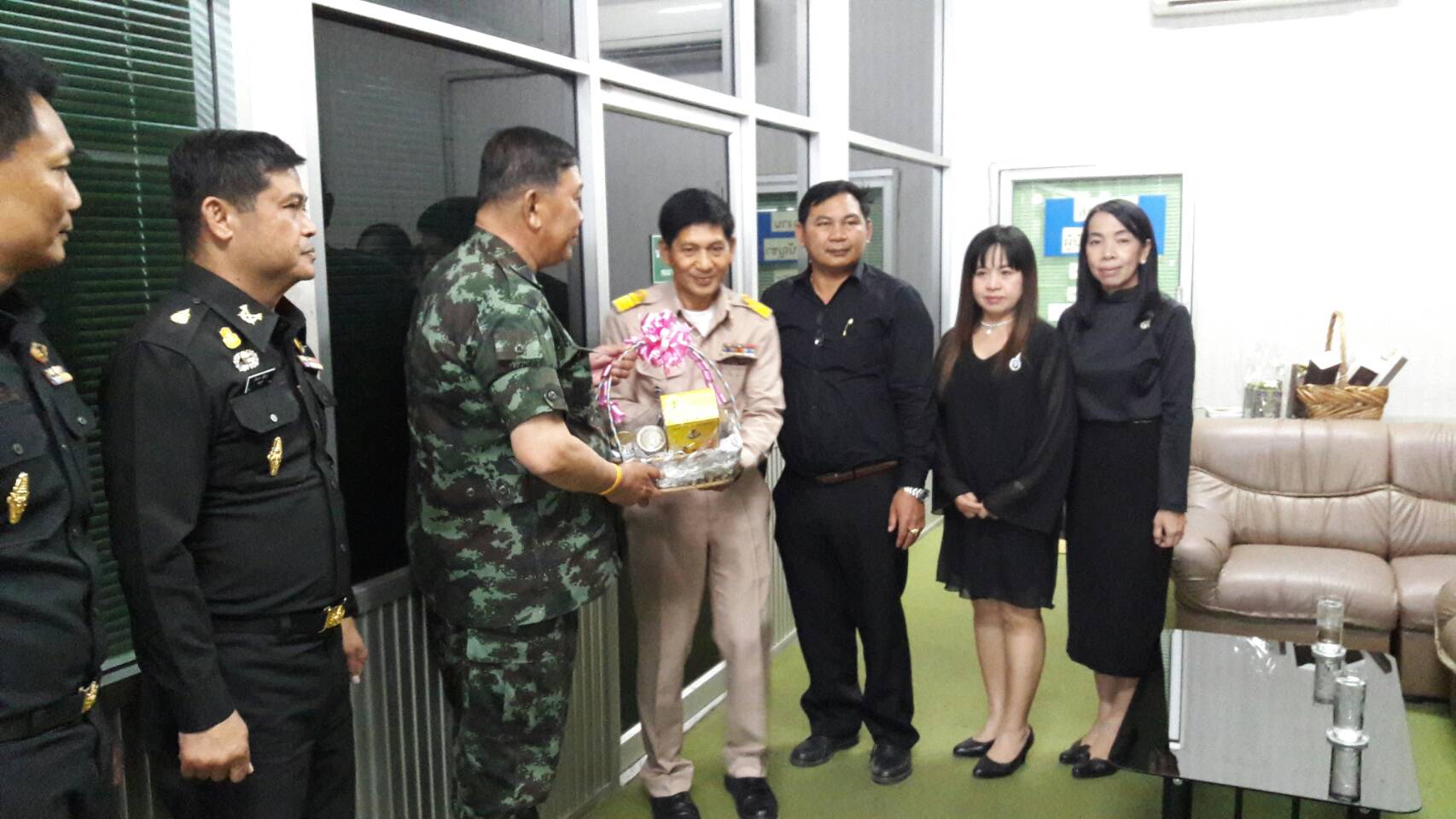 #สุโขทัย ดินแดนแห่งความสุข #วันที่ 29 ธันวาคม  2559 นายสุวิน  พึ่งเงิน  พัฒนาการจังหวัดสุโขทัย พร้อมด้วยนักวิชาการพัฒนาชุมชนชำนาญการ เข้าอวยพร พลตรีทรงวุฒิ  จิตานนท์ ผู้บัญชาการกองกำลังรักษาความสงบเรียบร้อยจังหวัดสุโขทัยเนื่องในวารดิถีขึ้นปีใหม่ 2560