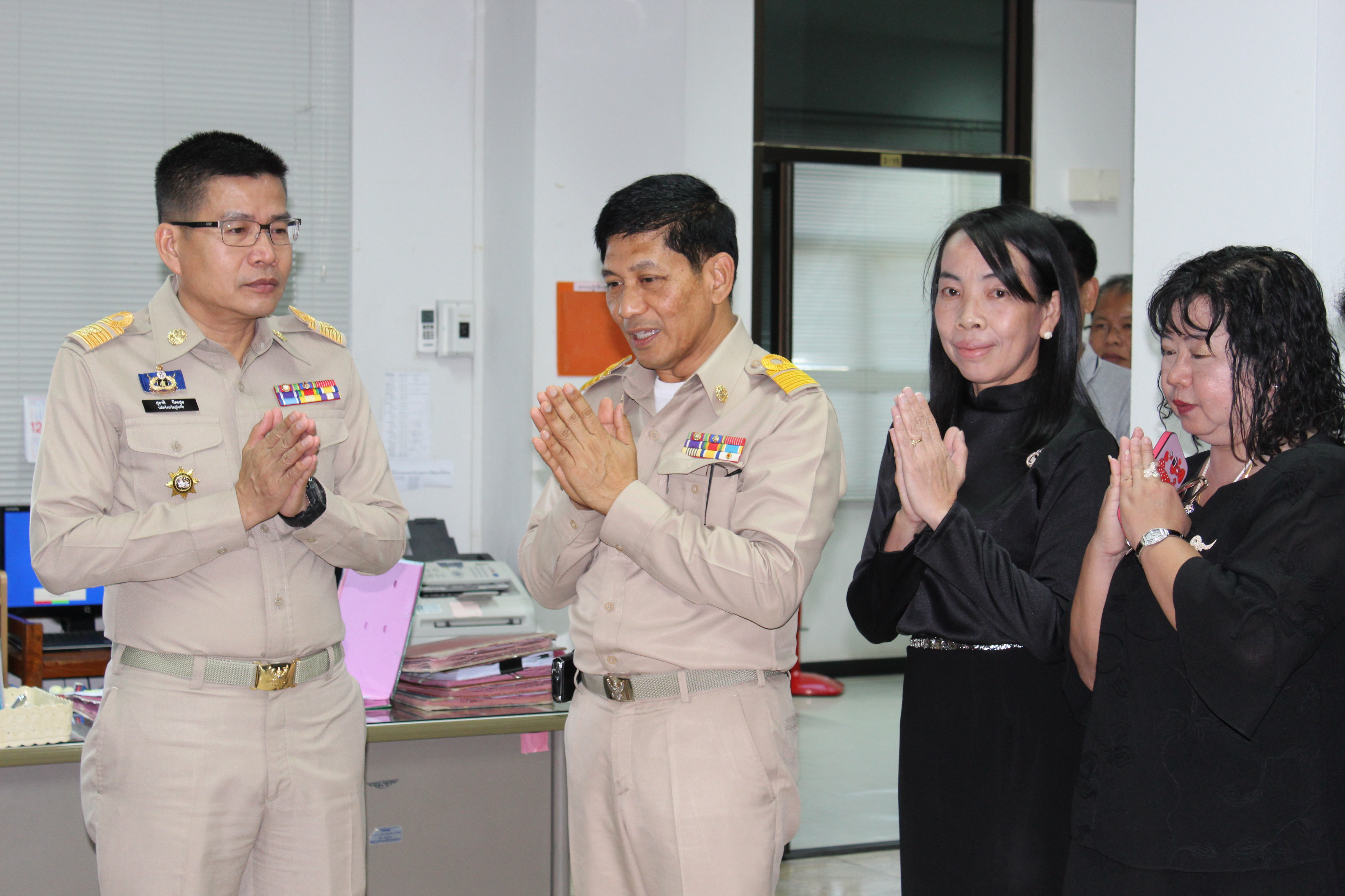 #สุโขทัย ดินแดนแห่งความสุข #วันที่ 29 ธันวาคม  2559 นายสุวิน  พึ่งเงิน  พัฒนาการจังหวัดสุโขทัย พร้อมด้วยหัวหน้ากลุ่มงาน/ฝ่ายนักวิชาการพัฒนาชุมชนชำนาญการ เข้าอวยพรนายสุชาติ  ทีคะสุข ปลัดจังหวัดสุโขทัย  เนื่องในวารดิถีขึ้นปีใหม่ 2560