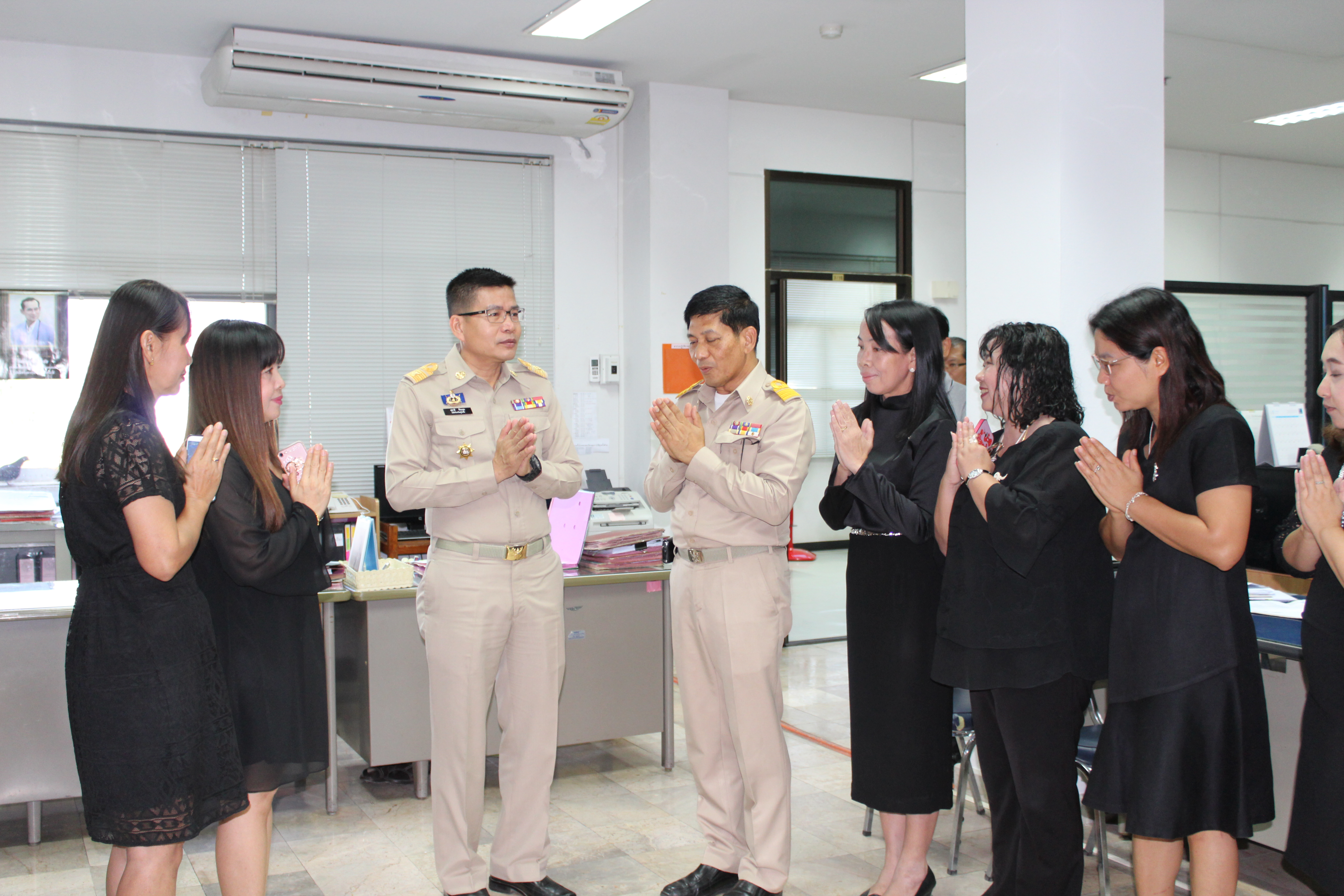 #สุโขทัย ดินแดนแห่งความสุข #วันที่ 29 ธันวาคม  2559 นายสุวิน  พึ่งเงิน  พัฒนาการจังหวัดสุโขทัย พร้อมด้วยหัวหน้ากลุ่มงาน/ฝ่ายนักวิชาการพัฒนาชุมชนชำนาญการ เข้าอวยพรนายสุชาติ  ทีคะสุข ปลัดจังหวัดสุโขทัย  เนื่องในวารดิถีขึ้นปีใหม่ 2560