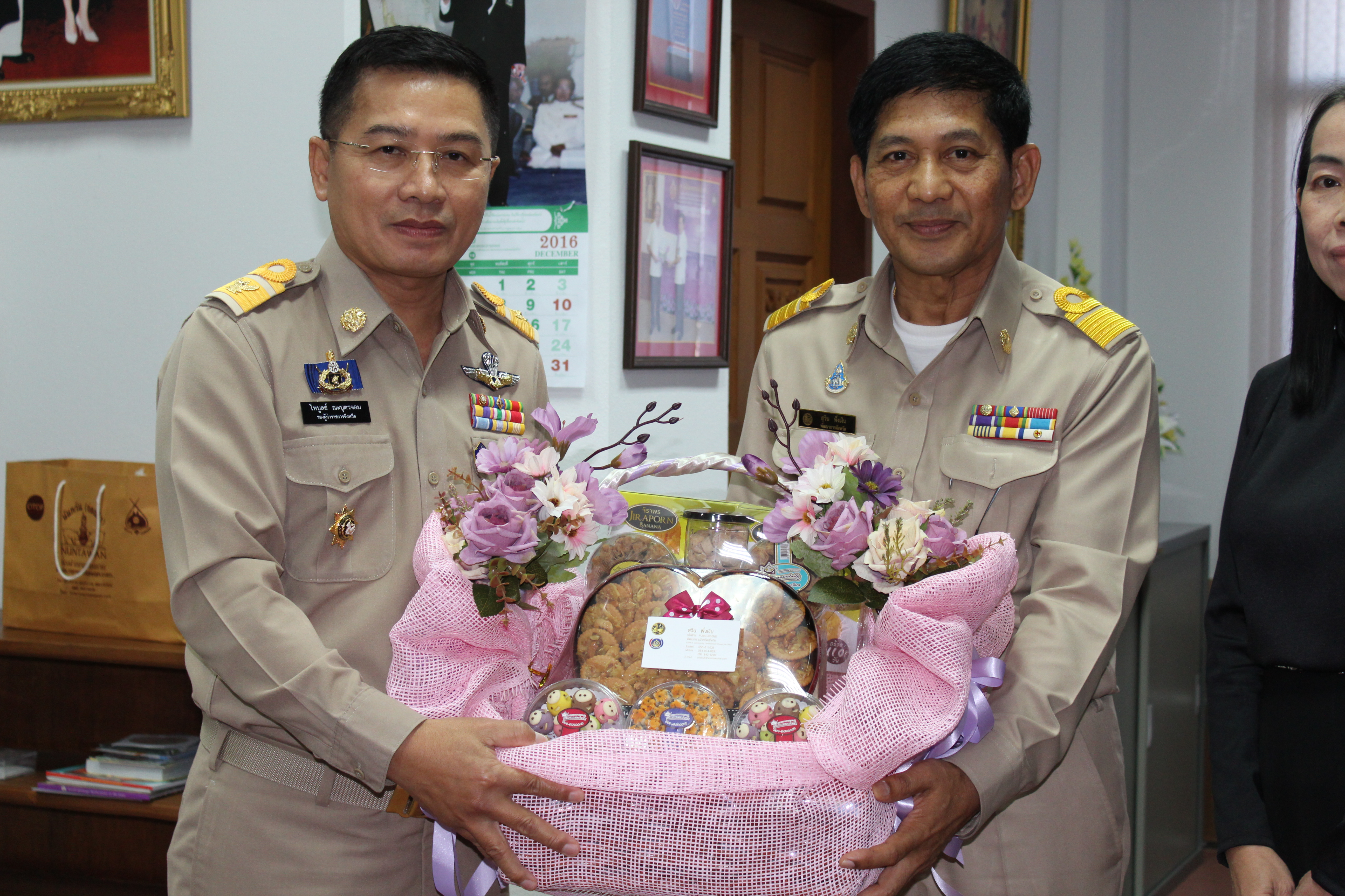 #สุโขทัย ดินแดนแห่งความสุข #วันที่ 29 ธันวาคม  2559 นายสุวิน  พึ่งเงิน  พัฒนาการจังหวัดสุโขทัย พร้อมด้วยหัวหน้ากลุ่มงาน/ฝ่ายนักวิชาการพัฒนาชุมชนชำนาญการ เข้าอวยพรนายไพบูลย์  ณะบุตรจอม รองผู้ว่าราชการจังหวัดสุโขทัย  เนื่องในวารดิถีขึ้นปีใหม่ 2560