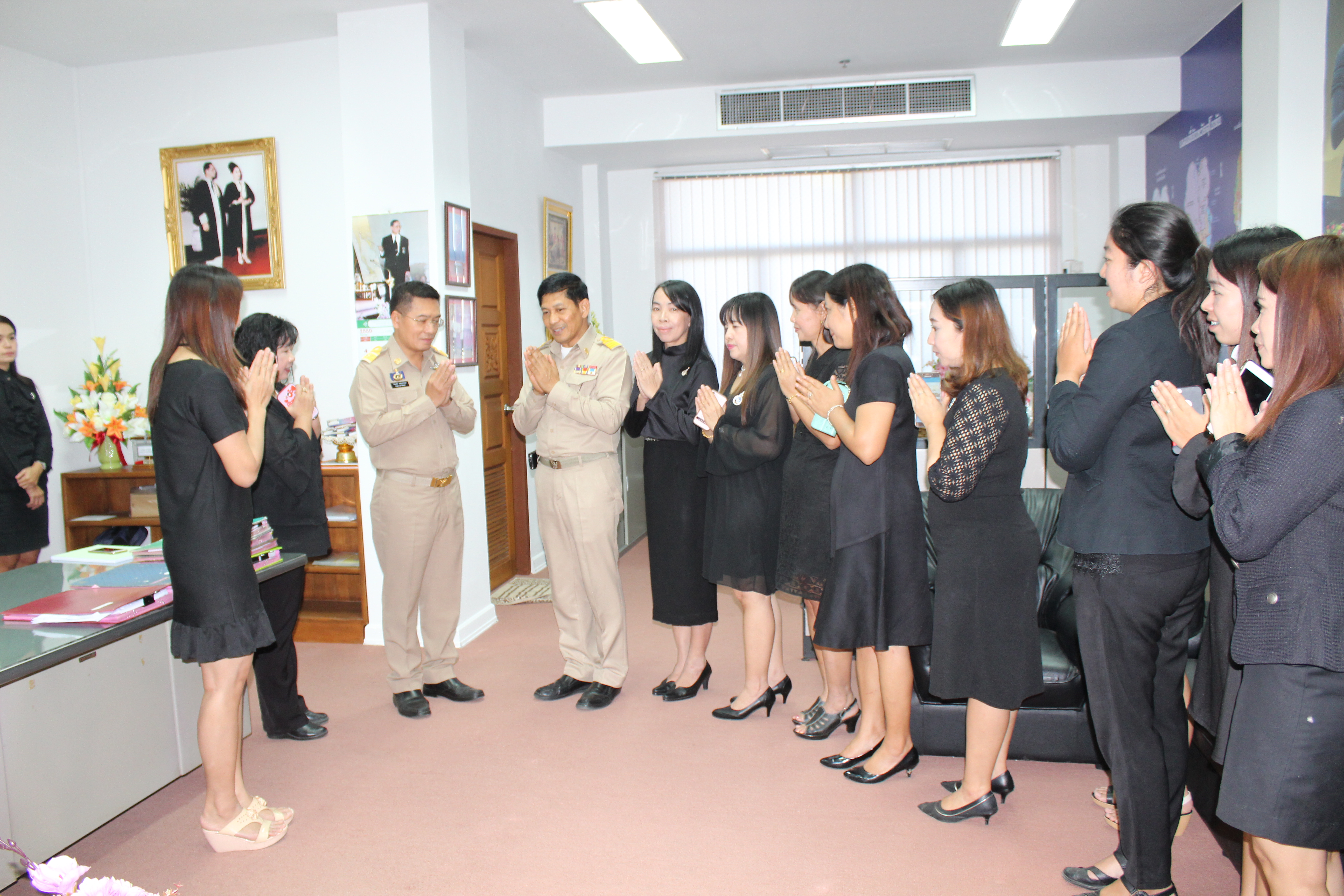 #สุโขทัย ดินแดนแห่งความสุข #วันที่ 29 ธันวาคม  2559 นายสุวิน  พึ่งเงิน  พัฒนาการจังหวัดสุโขทัย พร้อมด้วยหัวหน้ากลุ่มงาน/ฝ่ายนักวิชาการพัฒนาชุมชนชำนาญการ เข้าอวยพรนายไพบูลย์  ณะบุตรจอม รองผู้ว่าราชการจังหวัดสุโขทัย  เนื่องในวารดิถีขึ้นปีใหม่ 2560