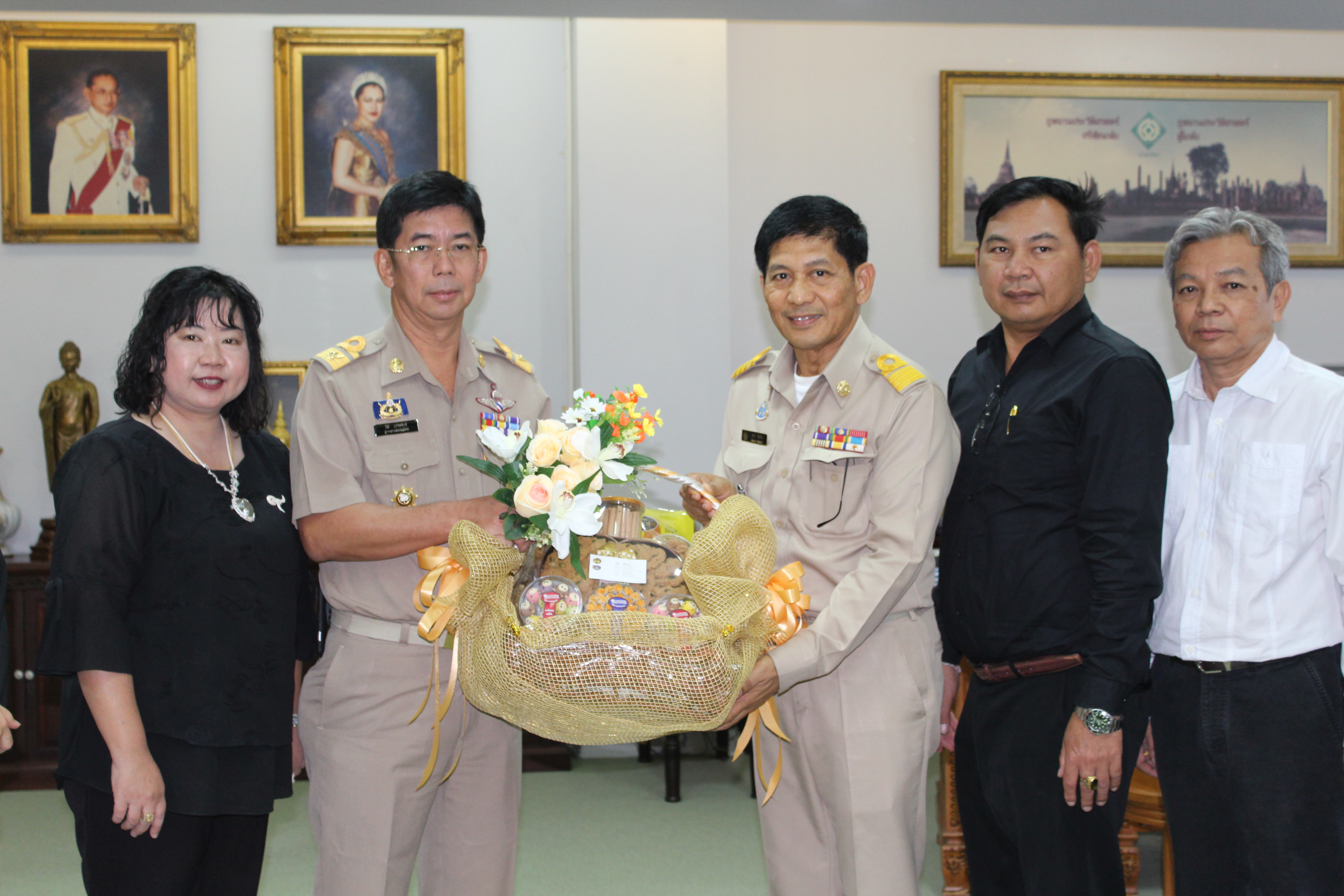 #สุโขทัย ดินแดนแห่งความสุข #วันที่ 29 ธันวาคม  2559 นายสุวิน  พึ่งเงิน  พัฒนาการจังหวัดสุโขทัย พร้อมด้วยหัวหน้ากลุ่มงาน/ฝ่ายนักวิชาการพัฒนาชุมชนชำนาญการ เข้าอวยพรนายปิติ  แก้วสลับสี ผู้ว่าราชการจังหวัดสุโขทัย  เนื่องในวารดิถีขึ้นปีใหม่ 2560