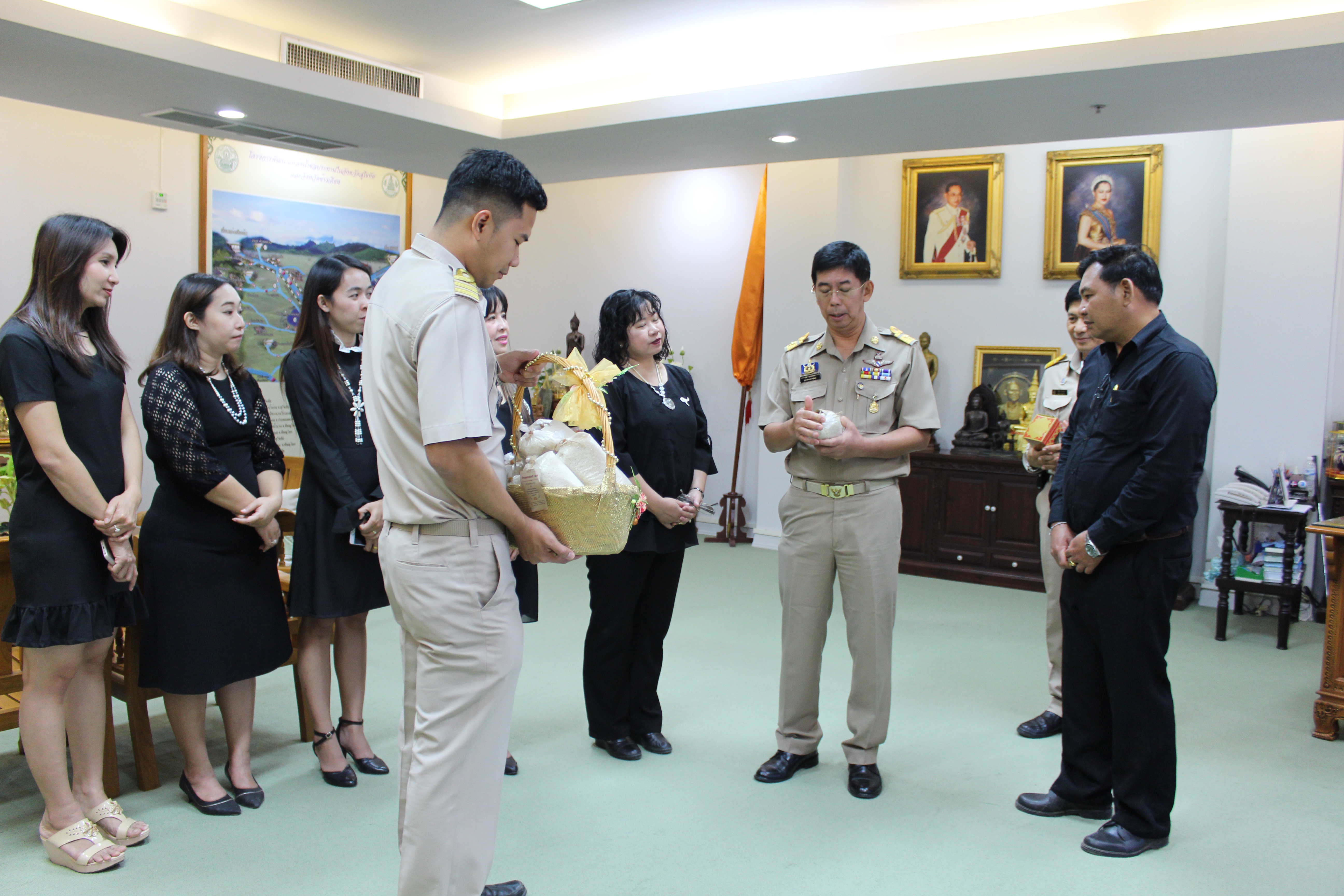 #สุโขทัย ดินแดนแห่งความสุข #วันที่ 29 ธันวาคม  2559 นายสุวิน  พึ่งเงิน  พัฒนาการจังหวัดสุโขทัย พร้อมด้วยหัวหน้ากลุ่มงาน/ฝ่ายนักวิชาการพัฒนาชุมชนชำนาญการ เข้าอวยพรนายปิติ  แก้วสลับสี ผู้ว่าราชการจังหวัดสุโขทัย  เนื่องในวารดิถีขึ้นปีใหม่ 2560