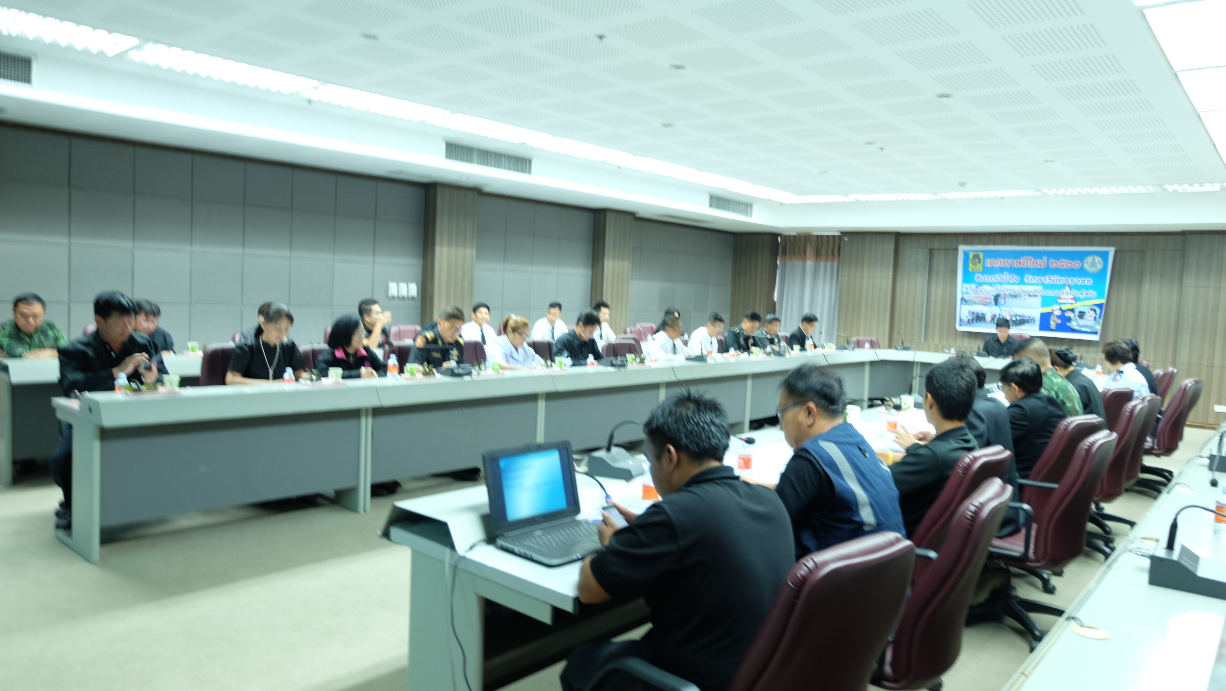 #สุโขทัย ดินแดนแห่งความสุข #วันที่ 30 ธันวาคม  2559 เวลา 08.30 น. นายปิติ  แก้วสลับสี ผู้ว่าราชการจังหวัดสุโขทัย เป็นประธานในการประชุมติดตามและประเมินผลการป้องกันและลดอุบัติเหตุทางถนน ช่วงเทศกาลปีใหม่ 2560 จังหวัดสุโขทัย โดยมีทุกภาคส่วนเข้าประชุม ณ ห้องป