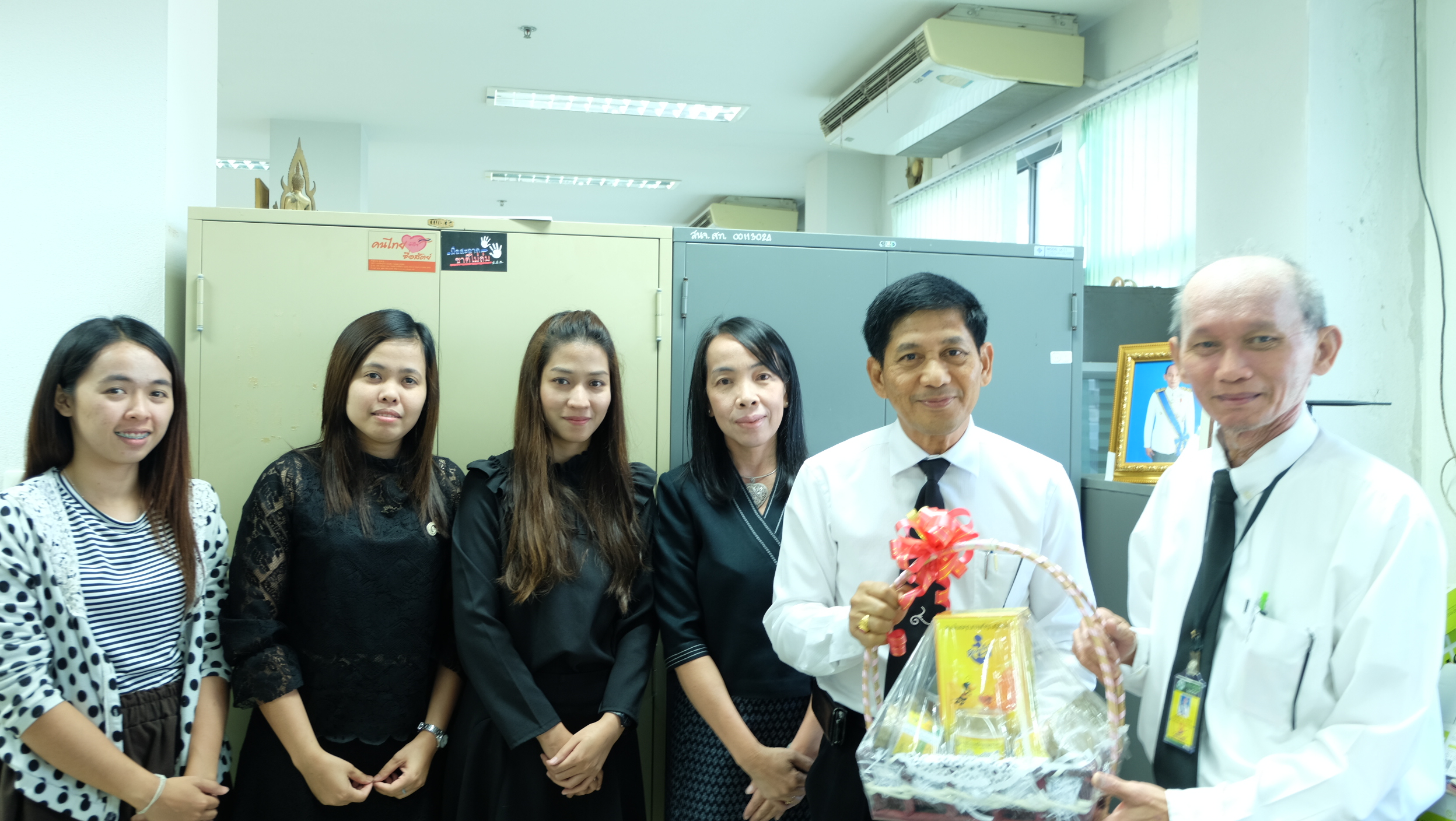 #สุโขทัย ดินแดนแห่งความสุข #วันที่ 30 ธันวาคม  2559  นายสุวิน  พึ่งเงิน  พัฒนาการจังหวัดสุโขทัย นางเพ็ญนภา  พุ่มสิโล นักจัดการงานทั่วไป และเจ้าหน้ากองทุนพัฒนาบทบาทสตรี ได้อวยพรหัวหน้าสำนักงานจังหวัดสุโขทัยและหัวหน้าทรัพยากรบุคคล สำนักงานจังหวัดสุโขทัย เนื