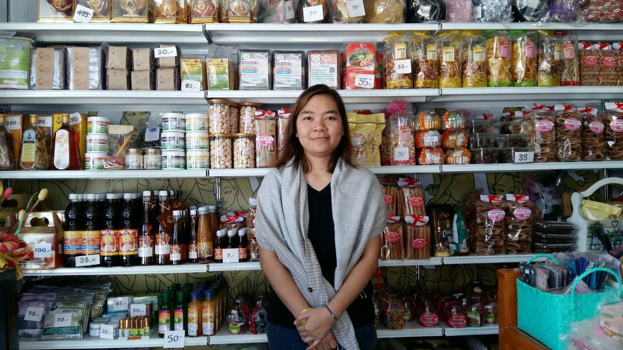 #สุโขทัย ดินแดนแห่งความสุข #เมื่อวันที่ 2 มกราคม 2560นายสุวิน  พึ่งเงิน  พัฒนาการจังหวัดสุโขทัย ออก ตรวจเยี่ยมการจำหน่ายสินค้าโอทอป และกระเช้าของขวัญปีใหม่ ในร้านค้าประชารัฐสุขใจ ในปั้ม ปตท.สุโขทัยนคร  อ.เมือง จ.สุโขทัย