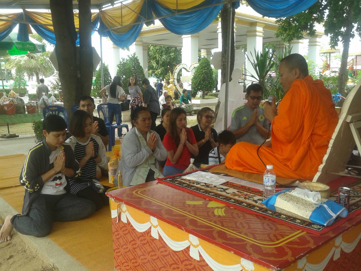 #สุโขทัย ดินแดนแห่งความสุข #เมื่อวันอังคารที่ 3 มกราคม 2560 ประชาชนและนักท่องเที่ยวเดินทางมากราบสักการะพระแม่ย่าและเก้าพระพุทธสุดแผ่นดินตลอดจนถวายสังฆทานแด่พระสงฆ์ รวมทั้งร่วมอุดหนุนสินค้าOTOP และกระเช้าของขวัญปีใหม่ ในร้านจำหน่ายสินค้าOTOP ณ บริเวณศาลพร