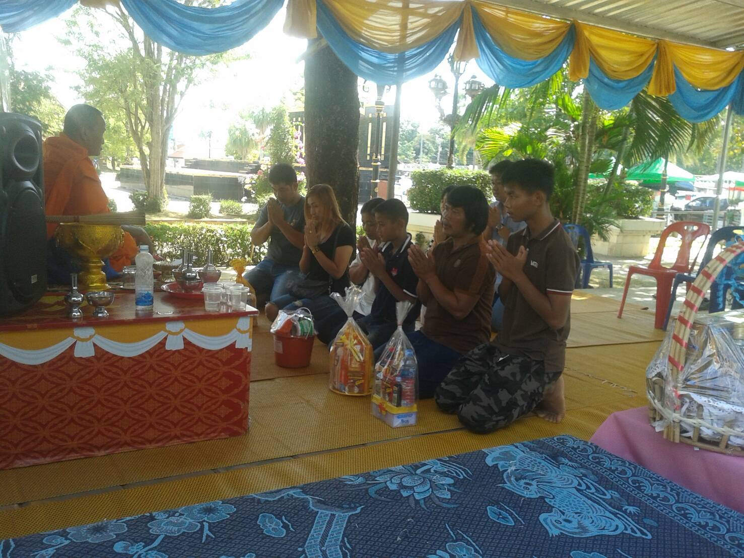 #สุโขทัย ดินแดนแห่งความสุข #เมื่อวันอังคารที่ 3 มกราคม 2560 ประชาชนและนักท่องเที่ยวเดินทางมากราบสักการะพระแม่ย่าและเก้าพระพุทธสุดแผ่นดินตลอดจนถวายสังฆทานแด่พระสงฆ์ รวมทั้งร่วมอุดหนุนสินค้าOTOP และกระเช้าของขวัญปีใหม่ ในร้านจำหน่ายสินค้าOTOP ณ บริเวณศาลพร