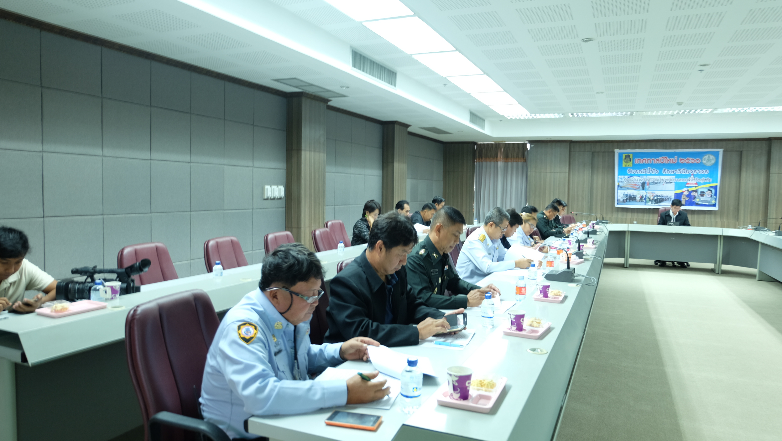 #สุโขทัย ดินแดนแห่งความสุข #วันที่ 4 มกราคม  25560  นายปิติ  แก้วสลับสี ผู้ว่าราชการจังหวัดสุโขทัย ได้เป็นประธานใจการประชุมป้องกันและลดอุบัติเหตุทางถนนช่วงปีใหม่ ปี 2560 ณ ห้องประชุมศรีนคร ศาลากลางจังหวัดสุโขทัย ชั้น 3 ซึ่งในวันนี้นายสุวิน  พึ่งเงิน พัฒน