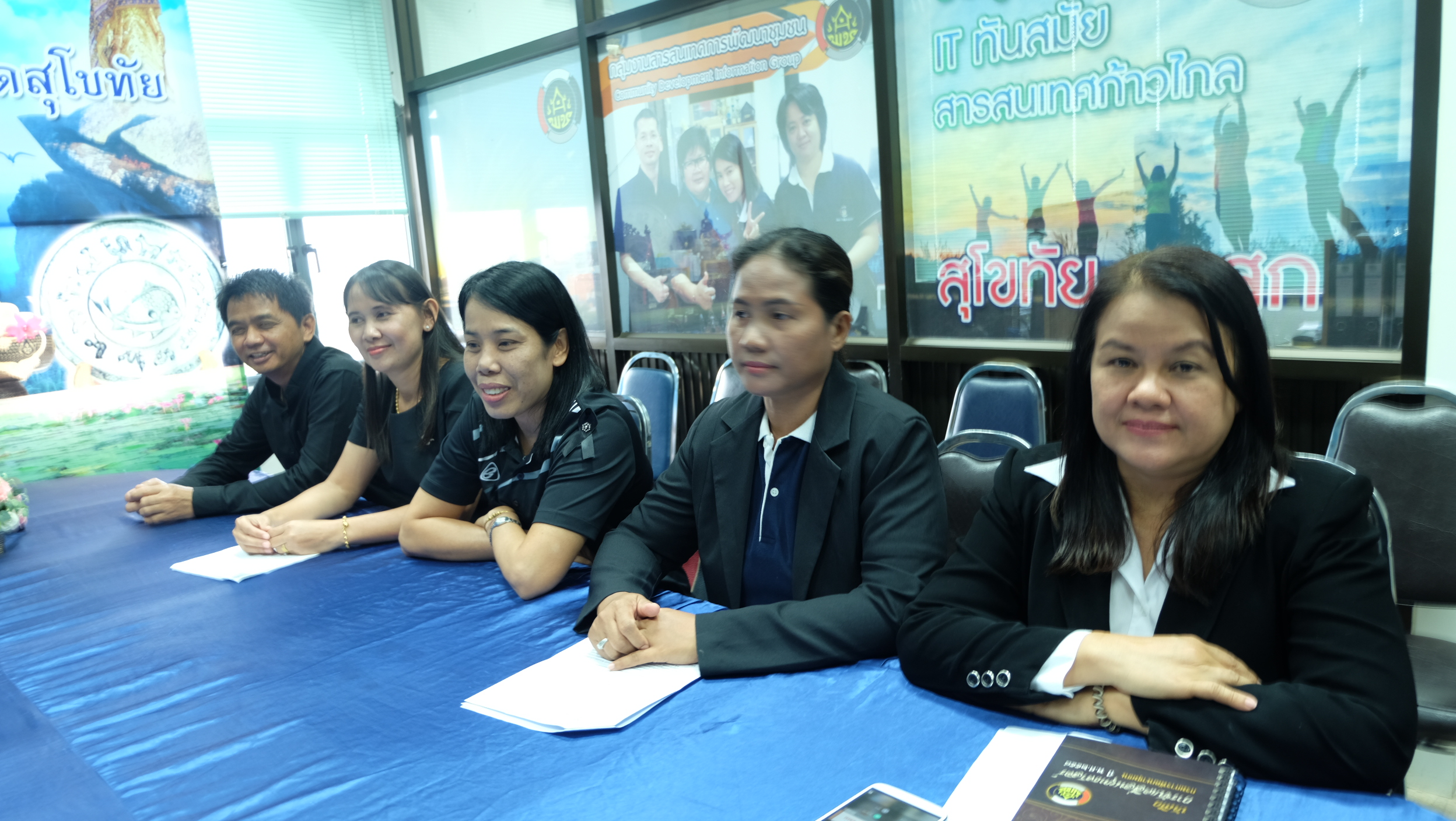 #สุโขทัย ดินแดนแห่งความสุข #วันที่ 4 มกราคม 2560 เวลา 13.00 นางลำพา  สุขเกษม หัวหน้าฝ่ายอำนวยการ สำนักงานพัฒนาชุมชนจังหวัดสุโขทัย ได้ประชุมชี้แจงนักวิชาการพัฒนาชุมชนที่สมัครเพื่อรับการคัดเลือกข้าราชการเข้ารับการอบรมหลักสูตรนักบริหารงานพัฒนาชุมชน (นบพ.)ประ