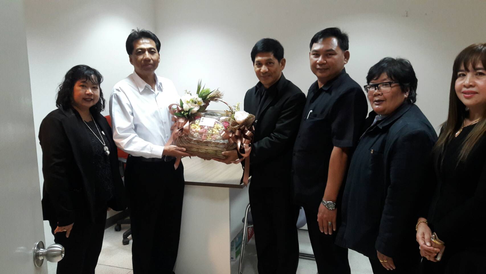 #สุโขทัย ดินแดนแห่งความสุข #วันที่ 5 มกราคม ๒๕๖๐ นายสุวิน  พึ่งเงิน พัฒนาการจังหวัดสุโขทัย หัวหน้ากลุ่มงาน/ฝ่าย ข้าราชการ  สำนักงานพัฒนาชุมชนจังหวัดสุโขทัย เข้าพบอธิบดีกรมการพัฒนาชุมชน  รองอธิบดีกรมการพัฒนาชุมชน ผู้อำนวยการกองการเจ้าหน้าที่  เพื่อนำกระเช้