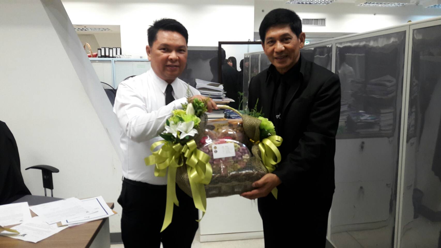 #สุโขทัย ดินแดนแห่งความสุข #วันที่ 5 มกราคม ๒๕๖๐ นายสุวิน  พึ่งเงิน พัฒนาการจังหวัดสุโขทัย หัวหน้ากลุ่มงาน/ฝ่าย ข้าราชการ  สำนักงานพัฒนาชุมชนจังหวัดสุโขทัย เข้าพบอธิบดีกรมการพัฒนาชุมชน  รองอธิบดีกรมการพัฒนาชุมชน ผู้อำนวยการกองการเจ้าหน้าที่  เพื่อนำกระเช้