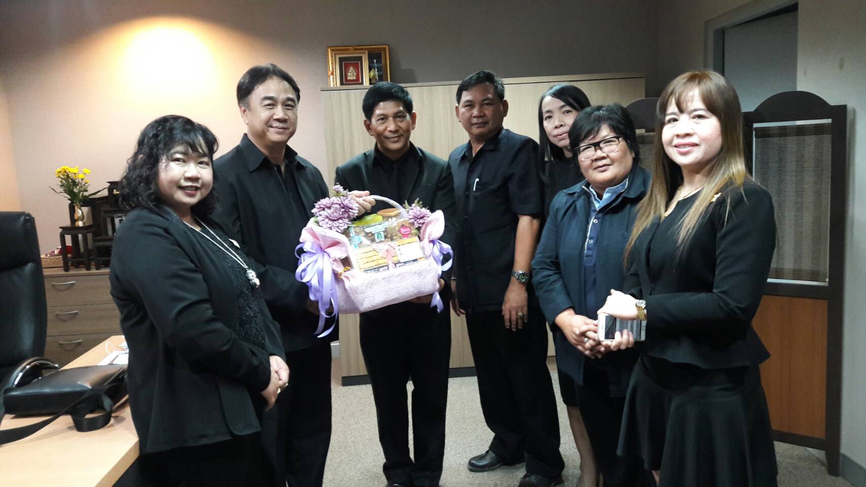 #สุโขทัย ดินแดนแห่งความสุข #วันที่ 5 มกราคม ๒๕๖๐ นายสุวิน  พึ่งเงิน พัฒนาการจังหวัดสุโขทัย หัวหน้ากลุ่มงาน/ฝ่าย ข้าราชการ  สำนักงานพัฒนาชุมชนจังหวัดสุโขทัย เข้าพบอธิบดีกรมการพัฒนาชุมชน  รองอธิบดีกรมการพัฒนาชุมชน ผู้อำนวยการกองการเจ้าหน้าที่  เพื่อนำกระเช้