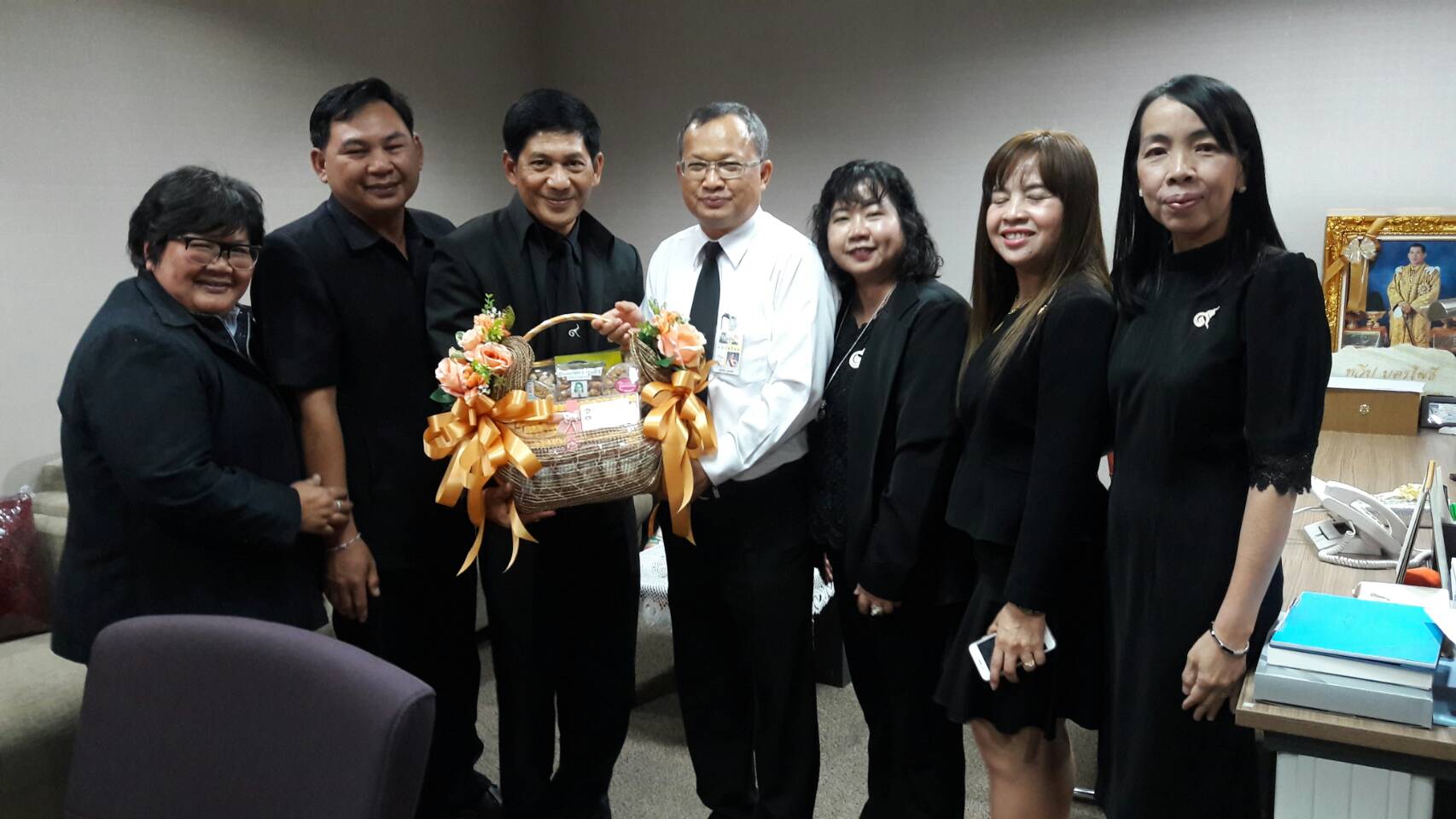 #สุโขทัย ดินแดนแห่งความสุข #วันที่ 5 มกราคม ๒๕๖๐ นายสุวิน  พึ่งเงิน พัฒนาการจังหวัดสุโขทัย หัวหน้ากลุ่มงาน/ฝ่าย ข้าราชการ  สำนักงานพัฒนาชุมชนจังหวัดสุโขทัย เข้าพบอธิบดีกรมการพัฒนาชุมชน  รองอธิบดีกรมการพัฒนาชุมชน ผู้อำนวยการกองการเจ้าหน้าที่  เพื่อนำกระเช้