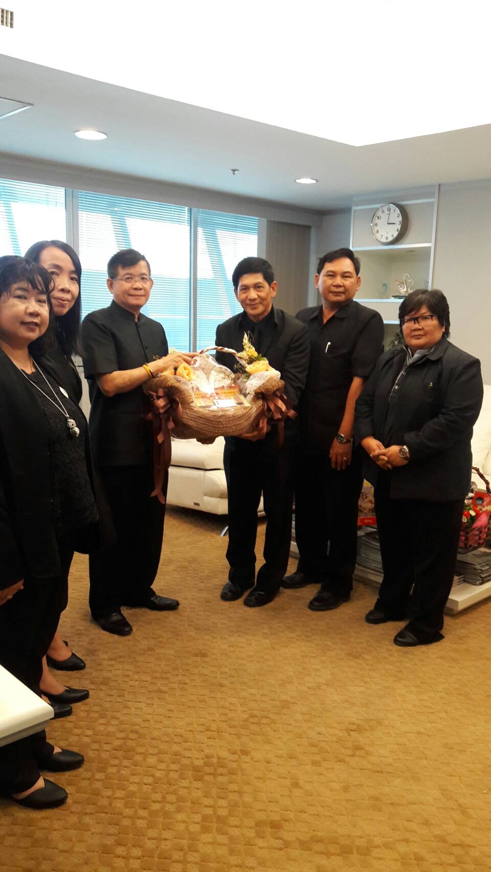 #สุโขทัย ดินแดนแห่งความสุข #วันที่ 5 มกราคม ๒๕๖๐ นายสุวิน  พึ่งเงิน พัฒนาการจังหวัดสุโขทัย หัวหน้ากลุ่มงาน/ฝ่าย ข้าราชการ  สำนักงานพัฒนาชุมชนจังหวัดสุโขทัย เข้าพบอธิบดีกรมการพัฒนาชุมชน  รองอธิบดีกรมการพัฒนาชุมชน ผู้อำนวยการกองการเจ้าหน้าที่  เพื่อนำกระเช้