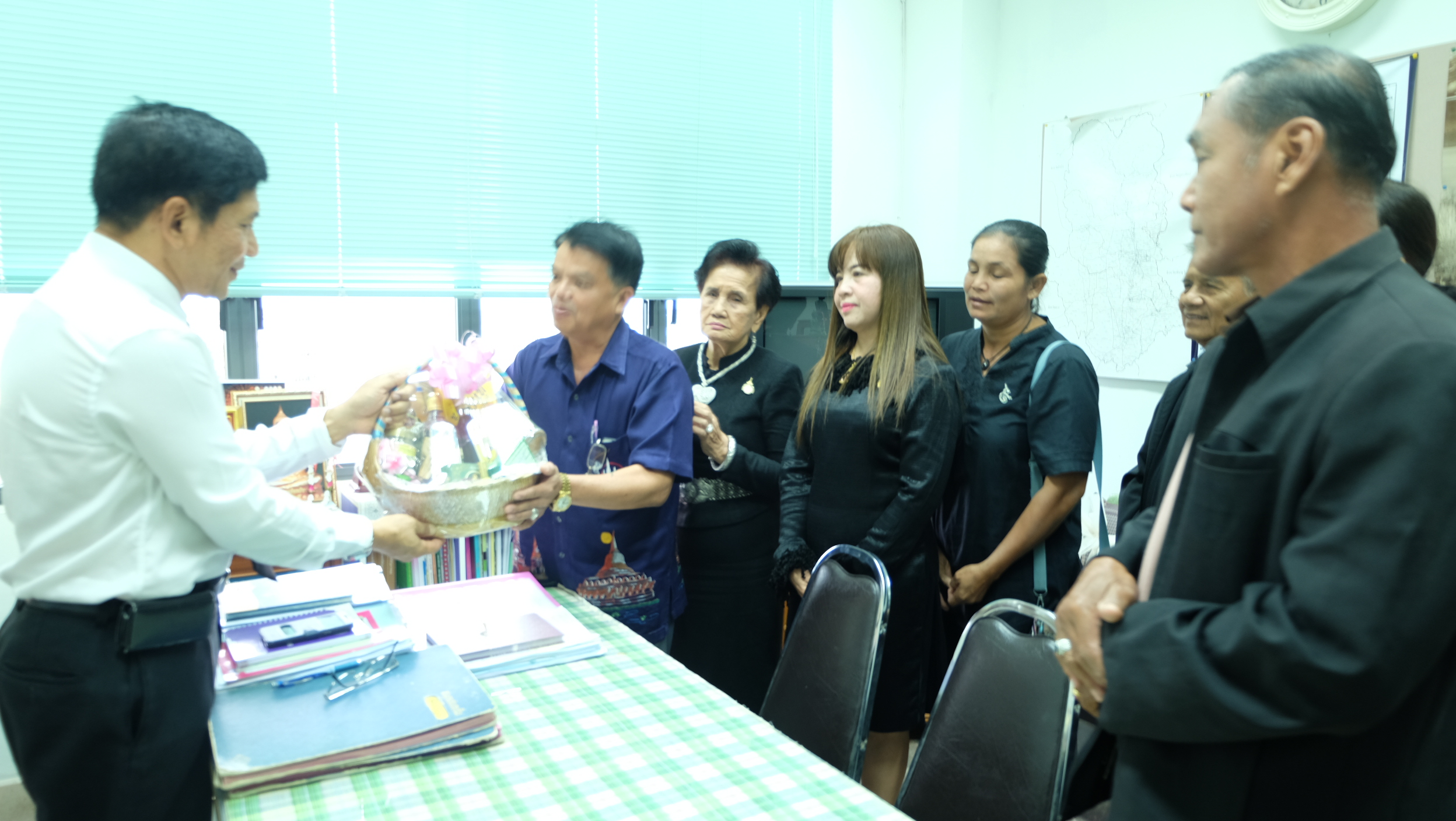 #สุโขทัย ดินแดนแห่งความสุข #วันที่ 6 มกราคม  2560 คณะกรรมการเครือข่าย OTOP จังหวัดสุโขทัย เข้าพบนายสุวิน  พึ่งเงิน  พัฒนาการจังหวัดสุโขทัย เพื่อนำกระเช้าสวัสดีและรับพรเนื่องในวันปีใหม่ 2560 ณ สำนักงานพัฒนาชุมชนจังหวัดสุโขทัย (ข่าวโดยสถานีข่าวพช. CNS จังหว