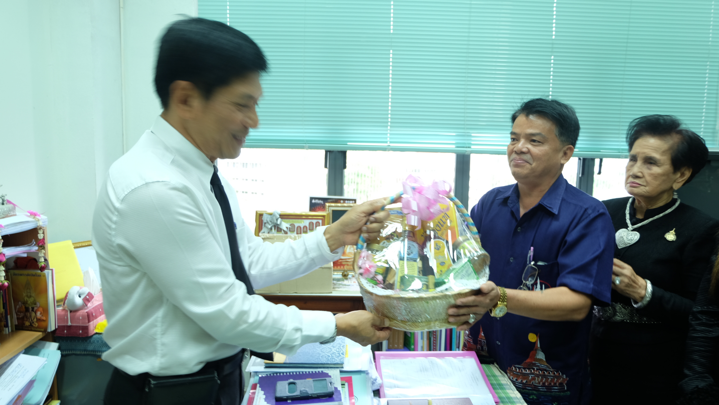 #สุโขทัย ดินแดนแห่งความสุข #วันที่ 6 มกราคม  2560 คณะกรรมการเครือข่าย OTOP จังหวัดสุโขทัย เข้าพบนายสุวิน  พึ่งเงิน  พัฒนาการจังหวัดสุโขทัย เพื่อนำกระเช้าสวัสดีและรับพรเนื่องในวันปีใหม่ 2560 ณ สำนักงานพัฒนาชุมชนจังหวัดสุโขทัย (ข่าวโดยสถานีข่าวพช. CNS จังหว