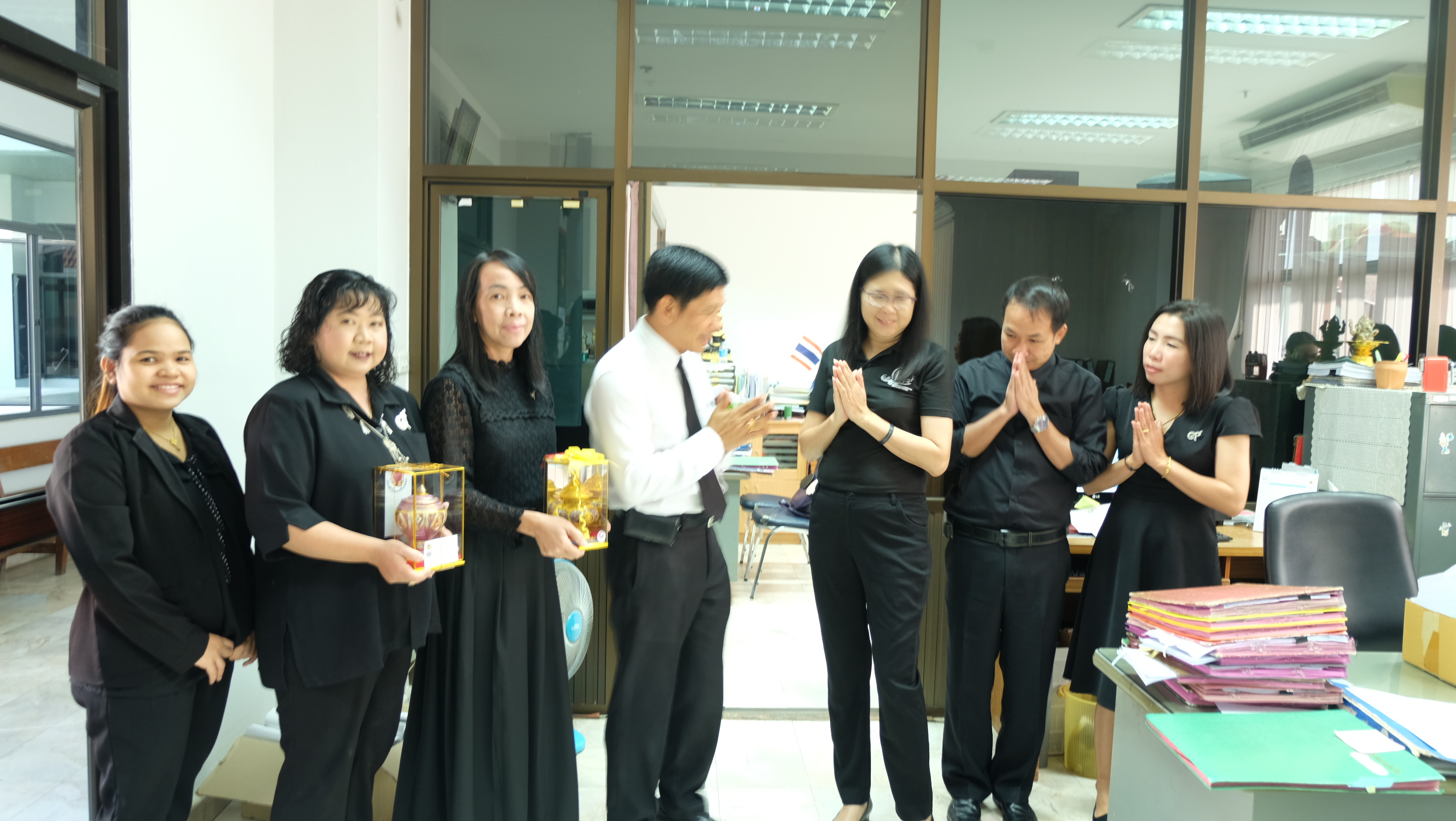 #สุโขทัย ดินแดนแห่งความสุข #วันที่ 6 มกราคม  2560 นายสุวิน  พึ่งเงิน  พัฒนาการจังหวัดสุโขทัย พร้อมด้วยฝ่ายอำนวยการ เข้าพบหัวหน้าหน่วยตรวจสอบภายในจังหวัดสุโขทัย เพื่อนำกระเช้าสวัสดีและรับพรเนื่องในวันปีใหม่ 2560  (ข่าวโดยสถานีข่าวพช. CNS จังหวัดสุโขทัย รา