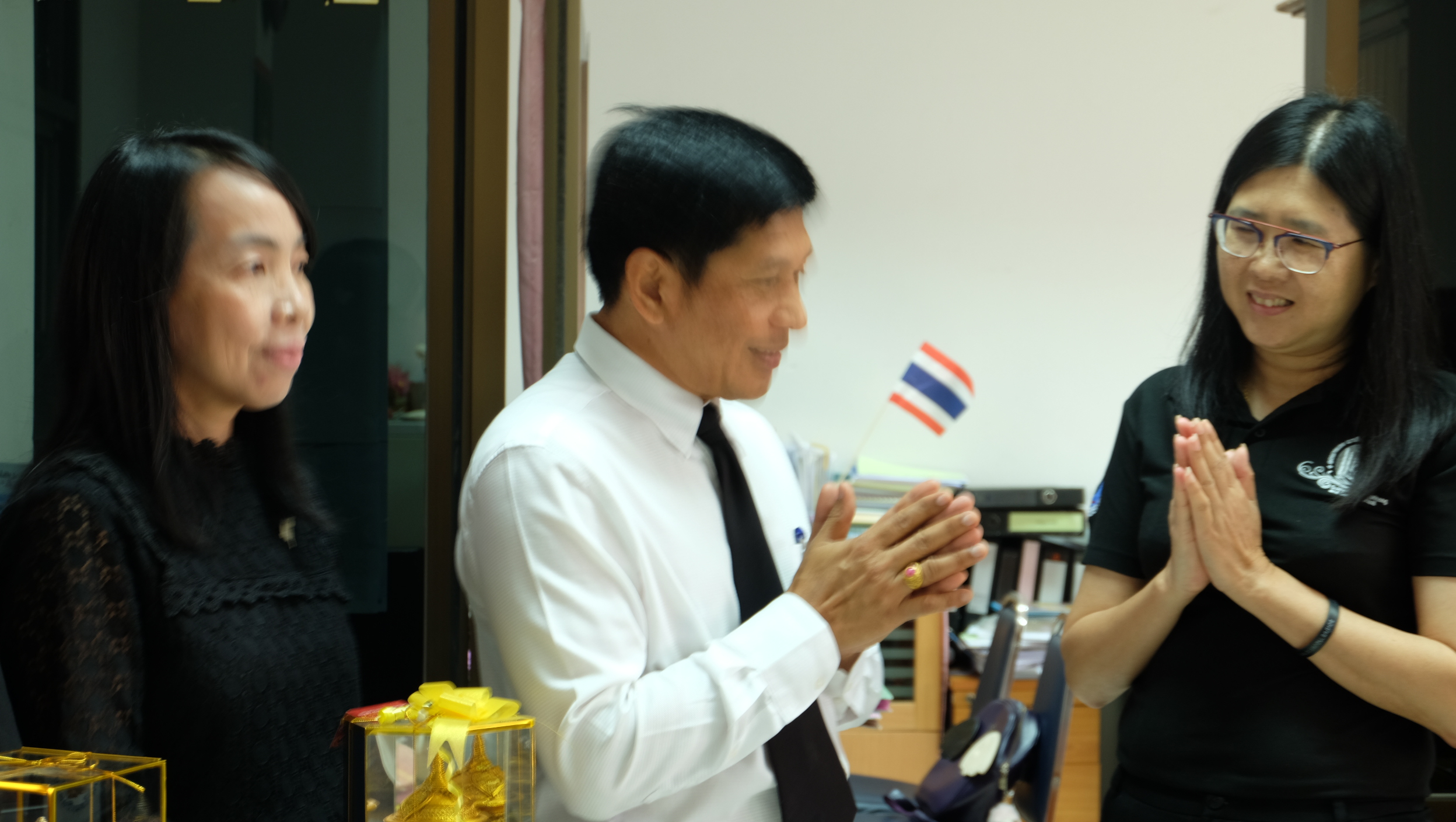 #สุโขทัย ดินแดนแห่งความสุข #วันที่ 6 มกราคม  2560 นายสุวิน  พึ่งเงิน  พัฒนาการจังหวัดสุโขทัย พร้อมด้วยฝ่ายอำนวยการ เข้าพบหัวหน้าหน่วยตรวจสอบภายในจังหวัดสุโขทัย เพื่อนำกระเช้าสวัสดีและรับพรเนื่องในวันปีใหม่ 2560  (ข่าวโดยสถานีข่าวพช. CNS จังหวัดสุโขทัย รา