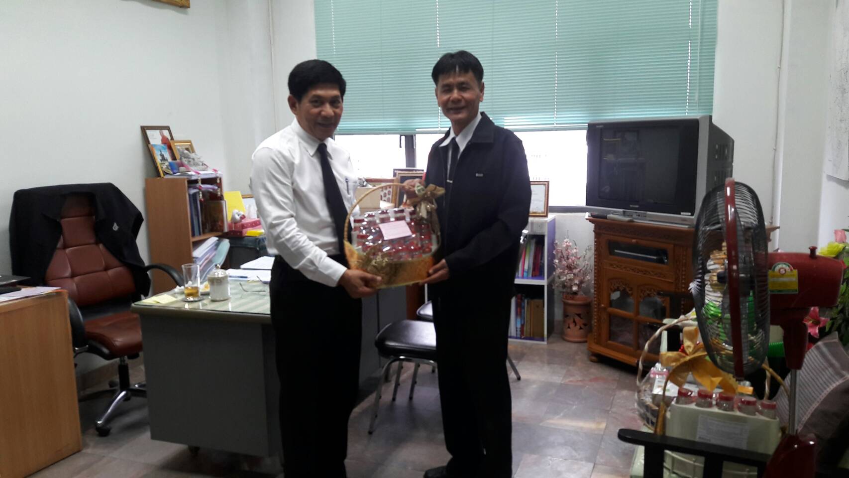 #สุโขทัย ดินแดนแห่งความสุข #วันที่ 6 มกราคม  2560 ข้าราชการสำนักงานพัฒนาชุมอำเภอศรีสัชนาลัย อำเภอกงไกรลาศ อำเภอคีรีมาศ อำเภอศรีนคร ได้เข้าพบนายสุวิน  พึ่งเงิน  พัฒนาการจังหวัดสุโขทัย เพื่อนำกระเช้าสวัสดีและรับพรเนื่องในวันปีใหม่ 2560 (ข่าวโดยสถานีข่าวพช.