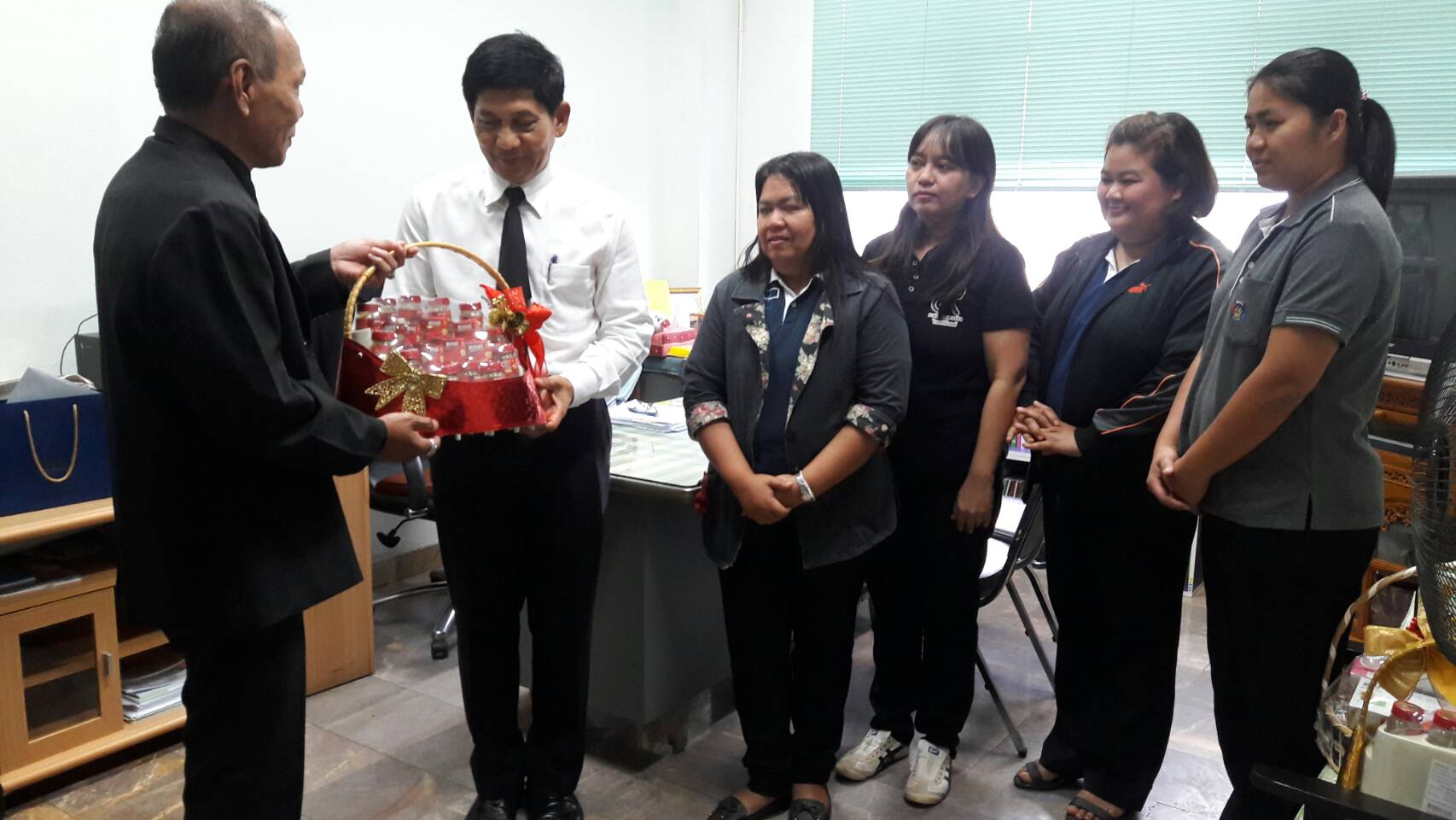 #สุโขทัย ดินแดนแห่งความสุข #วันที่ 6 มกราคม  2560 ข้าราชการสำนักงานพัฒนาชุมอำเภอศรีสัชนาลัย อำเภอกงไกรลาศ อำเภอคีรีมาศ อำเภอศรีนคร ได้เข้าพบนายสุวิน  พึ่งเงิน  พัฒนาการจังหวัดสุโขทัย เพื่อนำกระเช้าสวัสดีและรับพรเนื่องในวันปีใหม่ 2560 (ข่าวโดยสถานีข่าวพช.